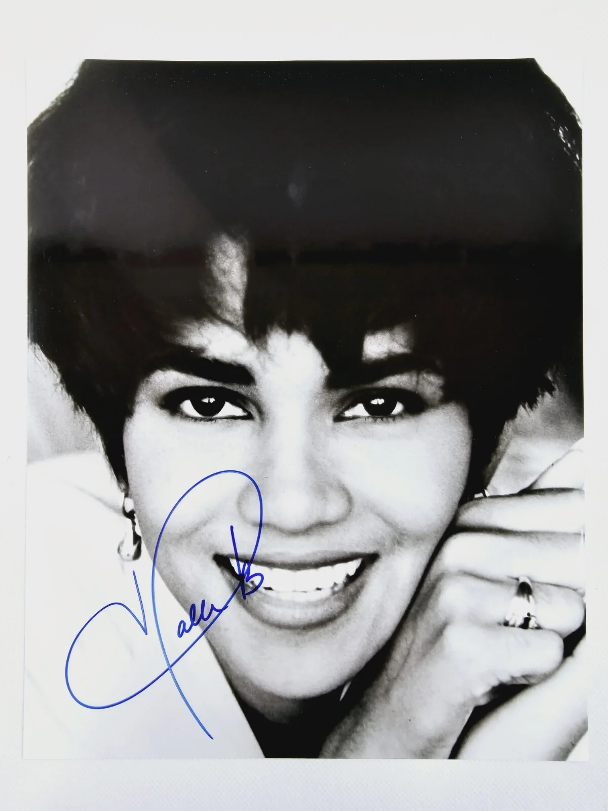 Halle Berry — Halle Berry Signed Autographed 8x10 Photo w/COA Pin-Up Glossy Risqué Picture, изображение 3