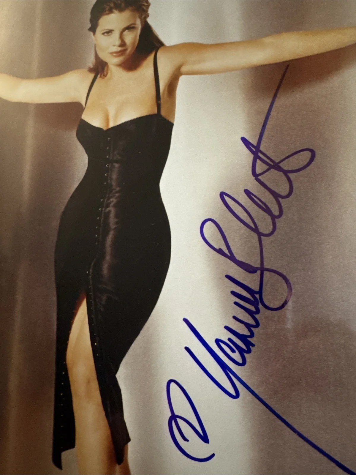 Yasmine Bleeth — Yasmine Bleeth Signed Autographed 8x10 photo w/COA Baywatch Actress, изображение 2