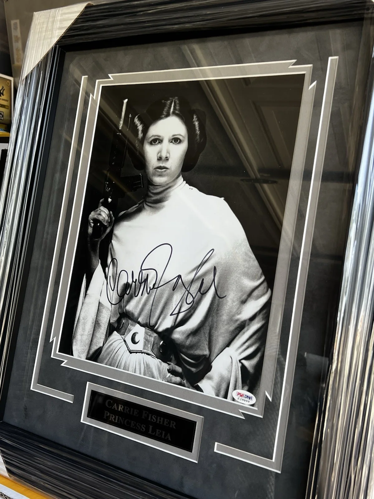 CARRIE FISHER — Carrie Fisher Star Wars Signed 11x14 Photo Custom Frame PSA/DNA Authenticated