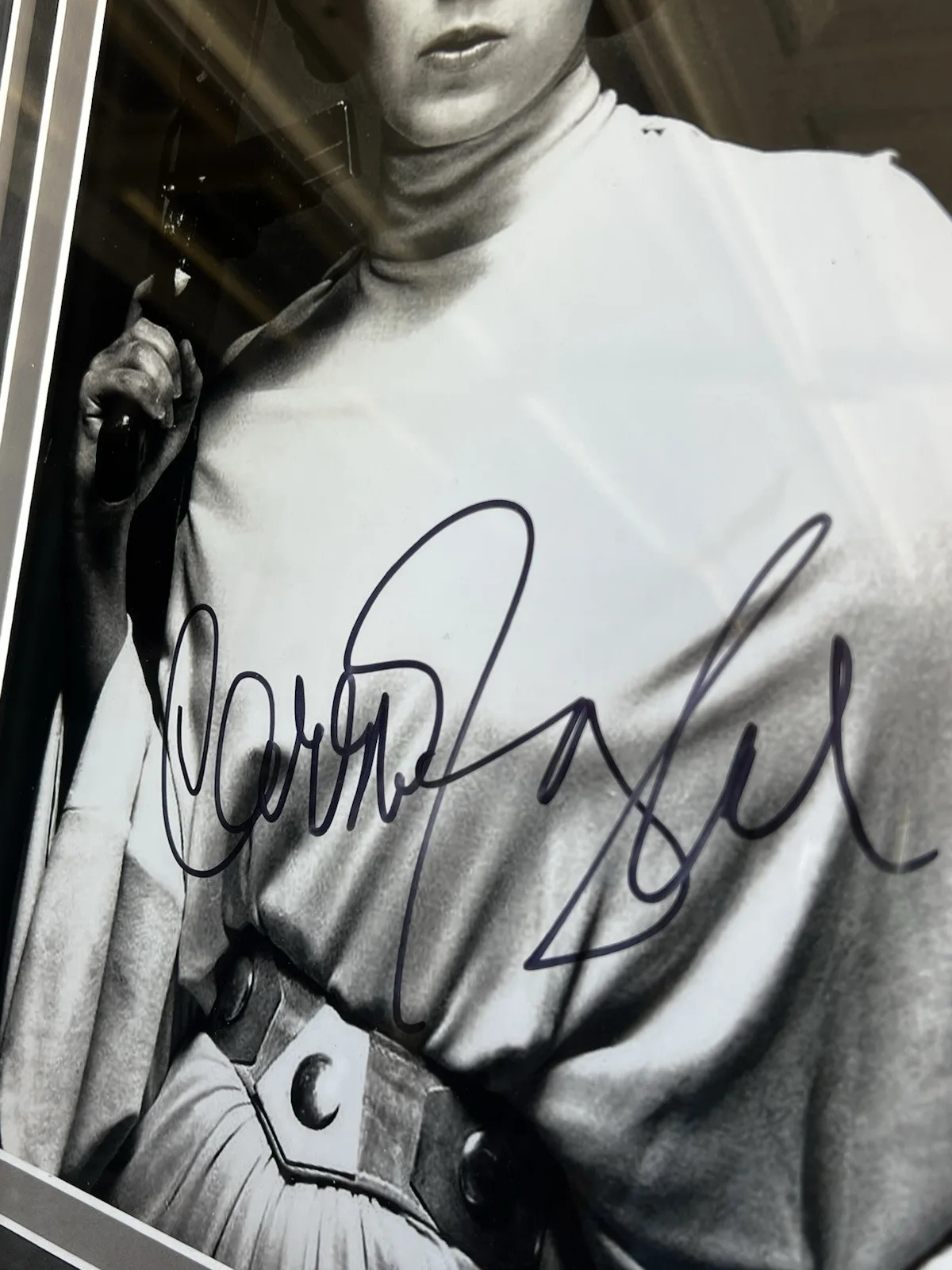 CARRIE FISHER — Carrie Fisher Star Wars Signed 11x14 Photo Custom Frame PSA/DNA Authenticated, image 2
