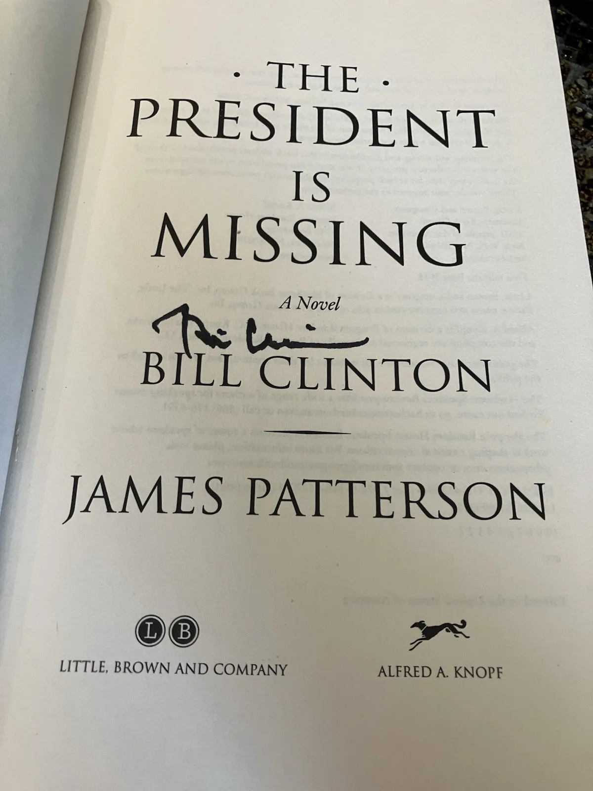 Bill Clinton — Presidential Signed Book Bill Clinton The President Is Missing HCDJ Excel Cond, image 2