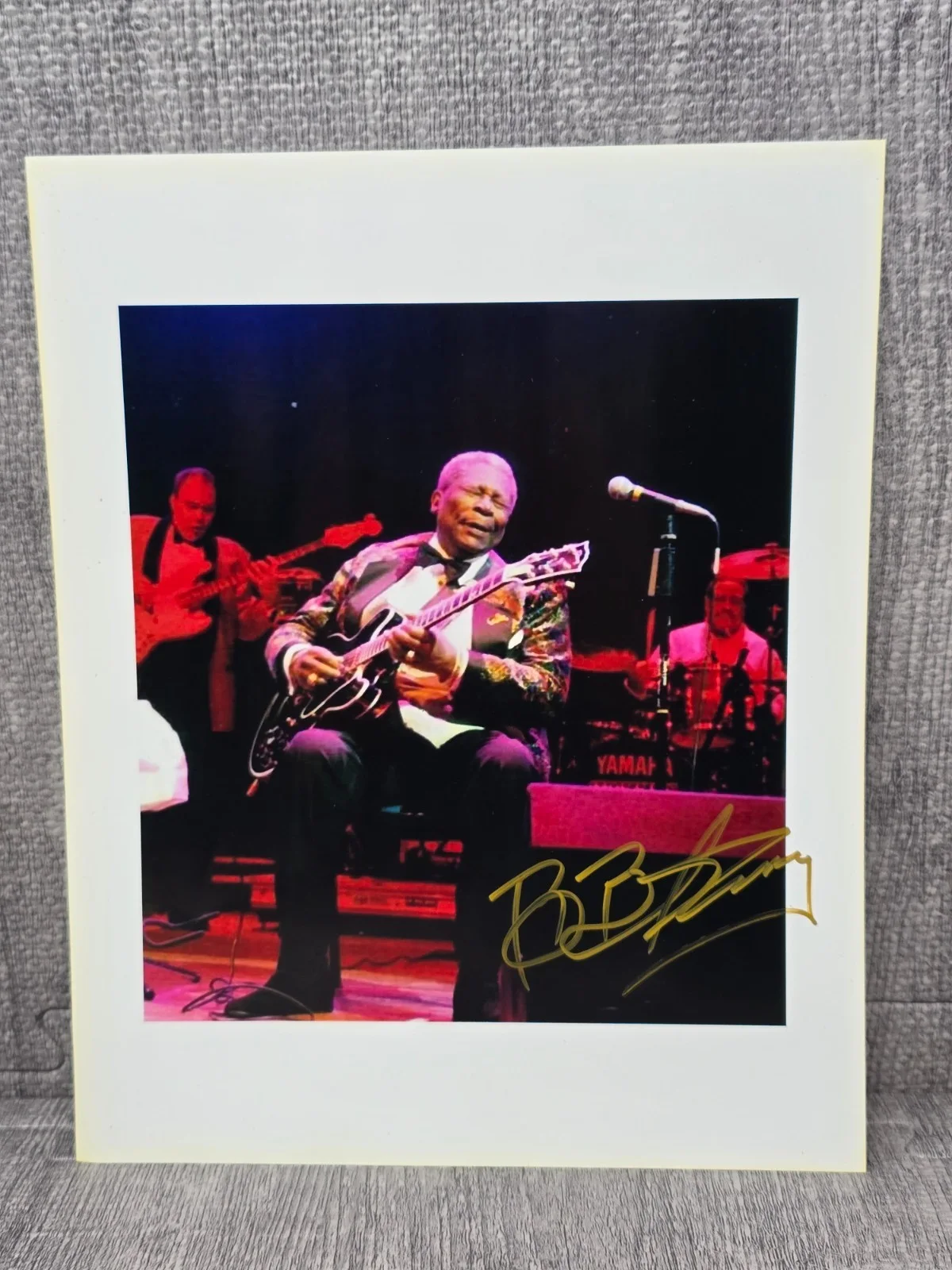 B. B. KING PICTURE SIGNED 8 by 10 “KING OF THE BLUES” Autographed w Frame, image 2