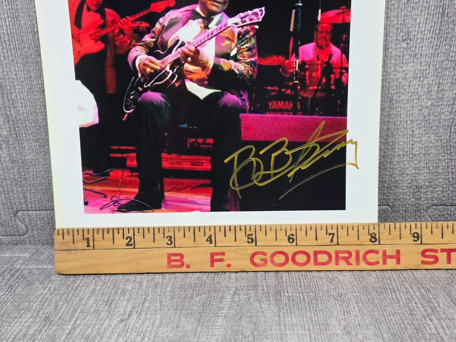 B. B. KING PICTURE SIGNED 8 by 10 “KING OF THE BLUES” Autographed w Frame, image 4