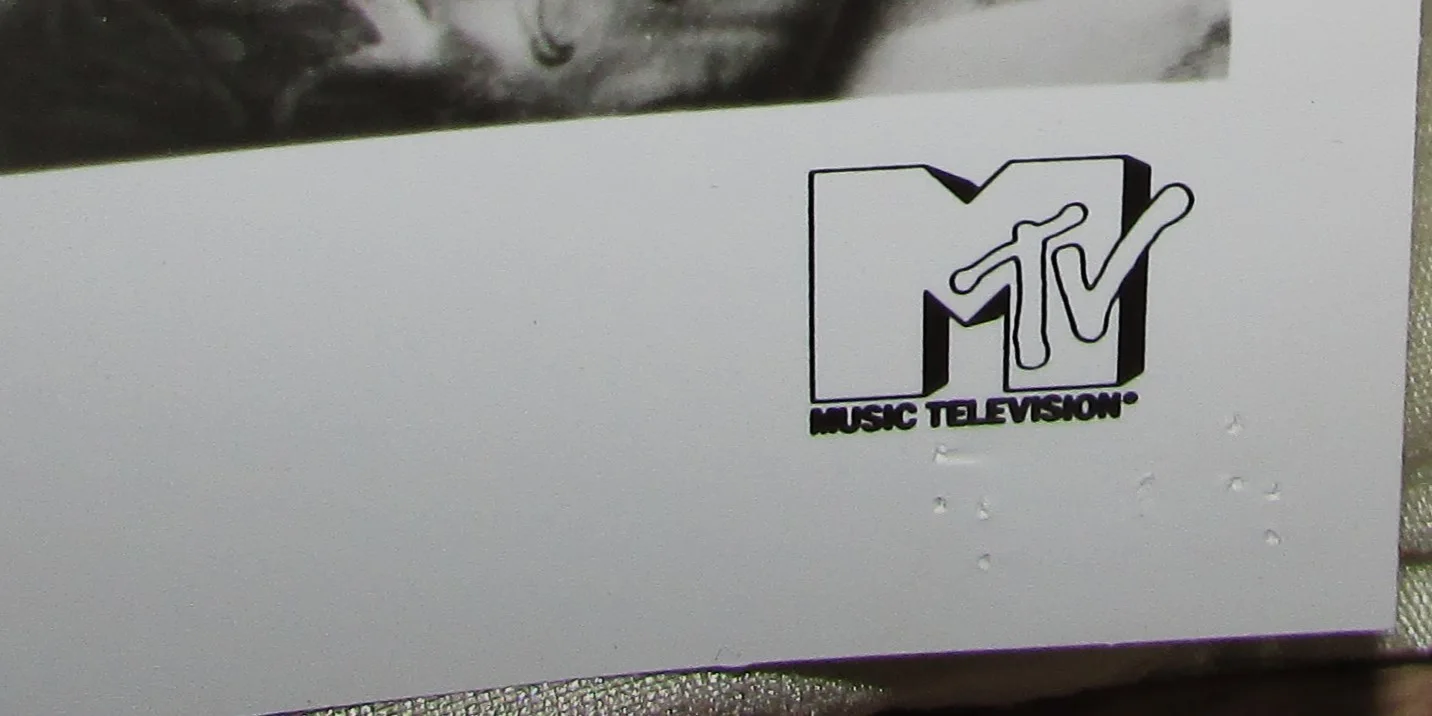 MTV HOST & 1980s SINGER RIKI RACHTMAN AUTOGRAPHED 5" X 7" B & W PHOTOGRAPH, изображение 4