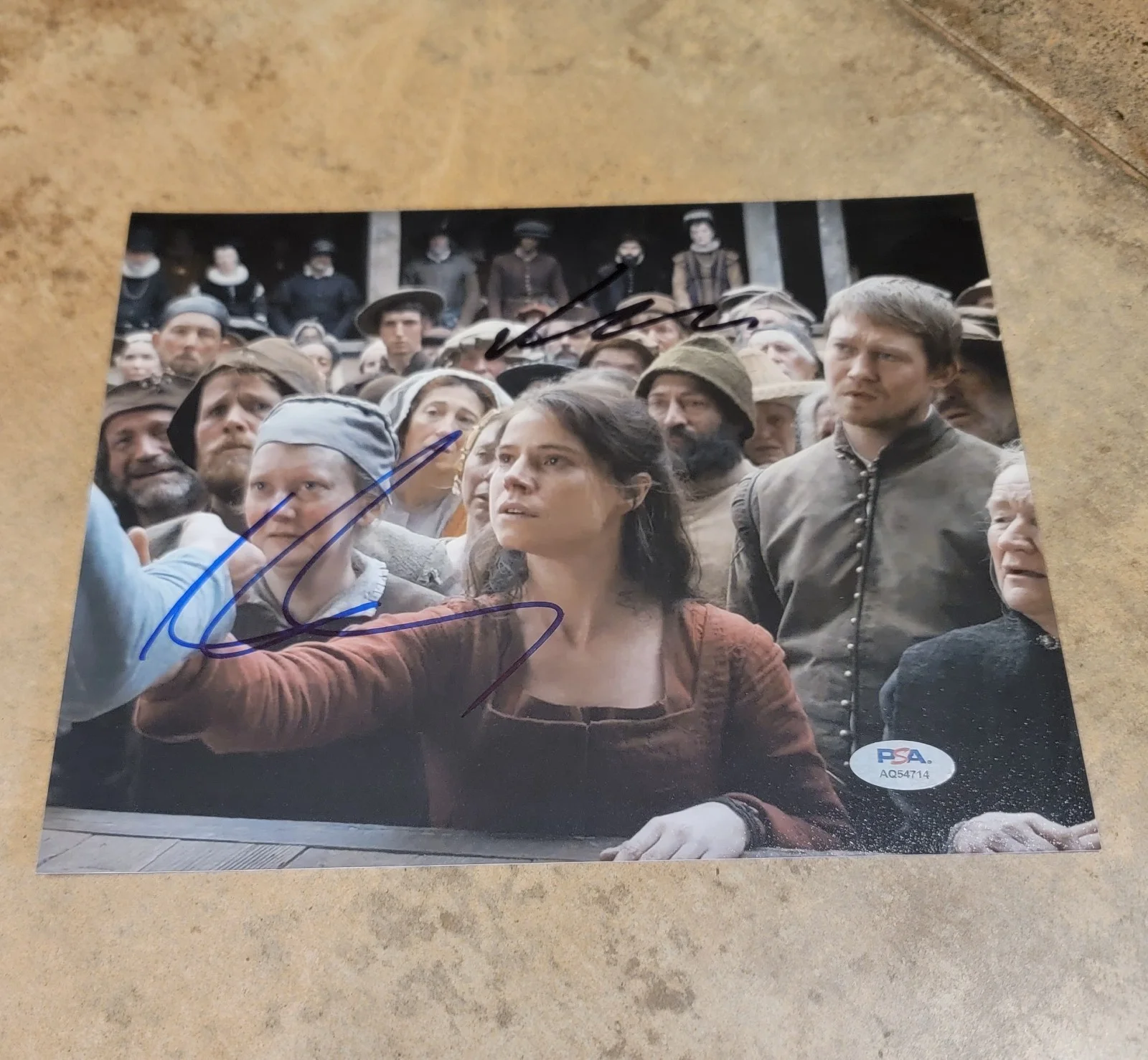 Jessie Buckley, Joe Alwyn — Jessie Buckley Joe Alwyn signed 8x10 photo PSA DNA autograph Hamnet cast