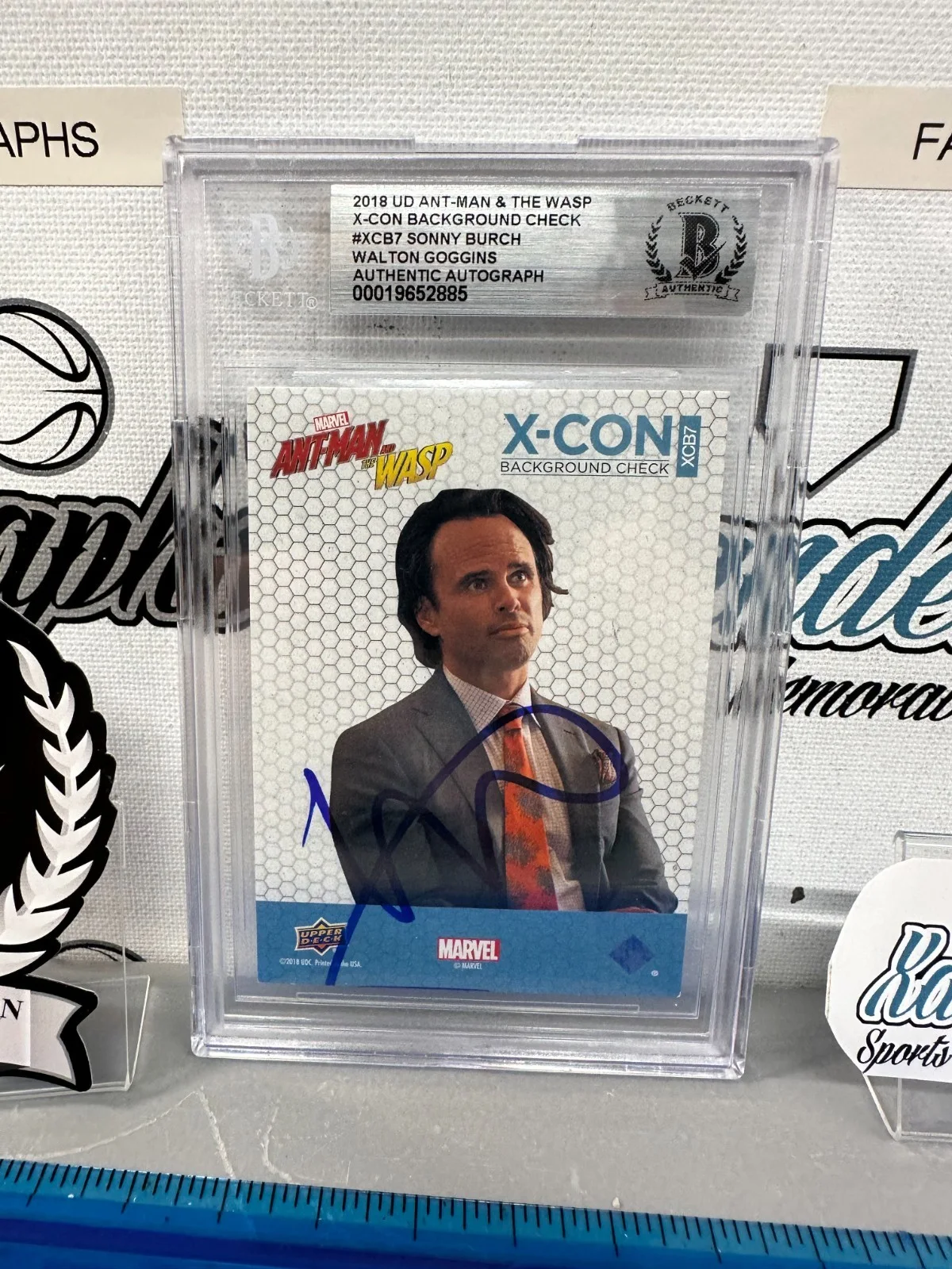 INVINCIBLE WHITE LOTUS SHIELD JUSTIFIED FALLOUT LINCOLN — WALTON GOGGINS SONNY BIRCH X-CON SIGNED AUTOGRAPHED 2018 CARD GHOUL BECKETT BGS, image 2