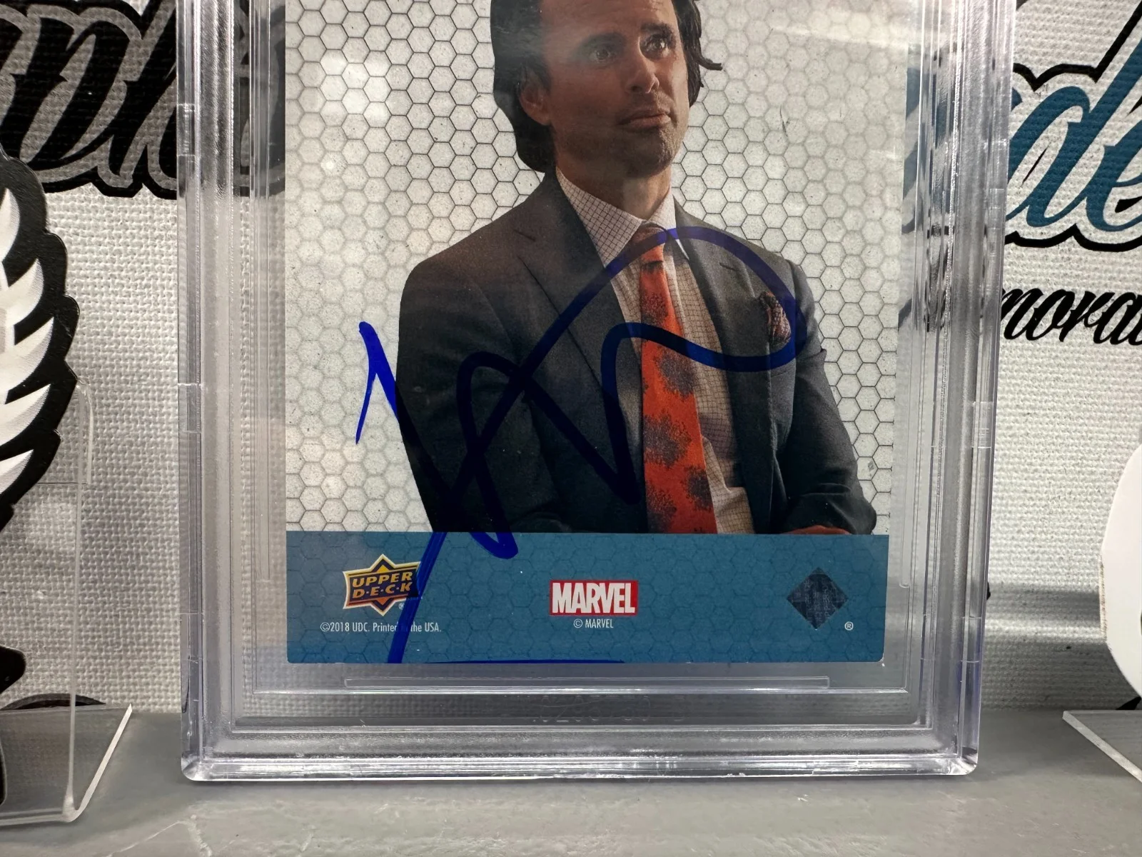 INVINCIBLE WHITE LOTUS SHIELD JUSTIFIED FALLOUT LINCOLN — WALTON GOGGINS SONNY BIRCH X-CON SIGNED AUTOGRAPHED 2018 CARD GHOUL BECKETT BGS, image 3