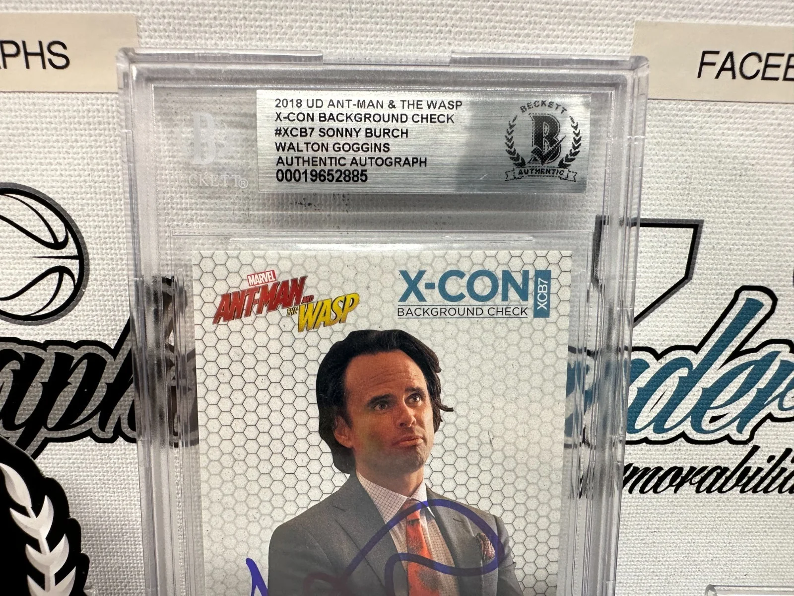 INVINCIBLE WHITE LOTUS SHIELD JUSTIFIED FALLOUT LINCOLN — WALTON GOGGINS SONNY BIRCH X-CON SIGNED AUTOGRAPHED 2018 CARD GHOUL BECKETT BGS, image 4