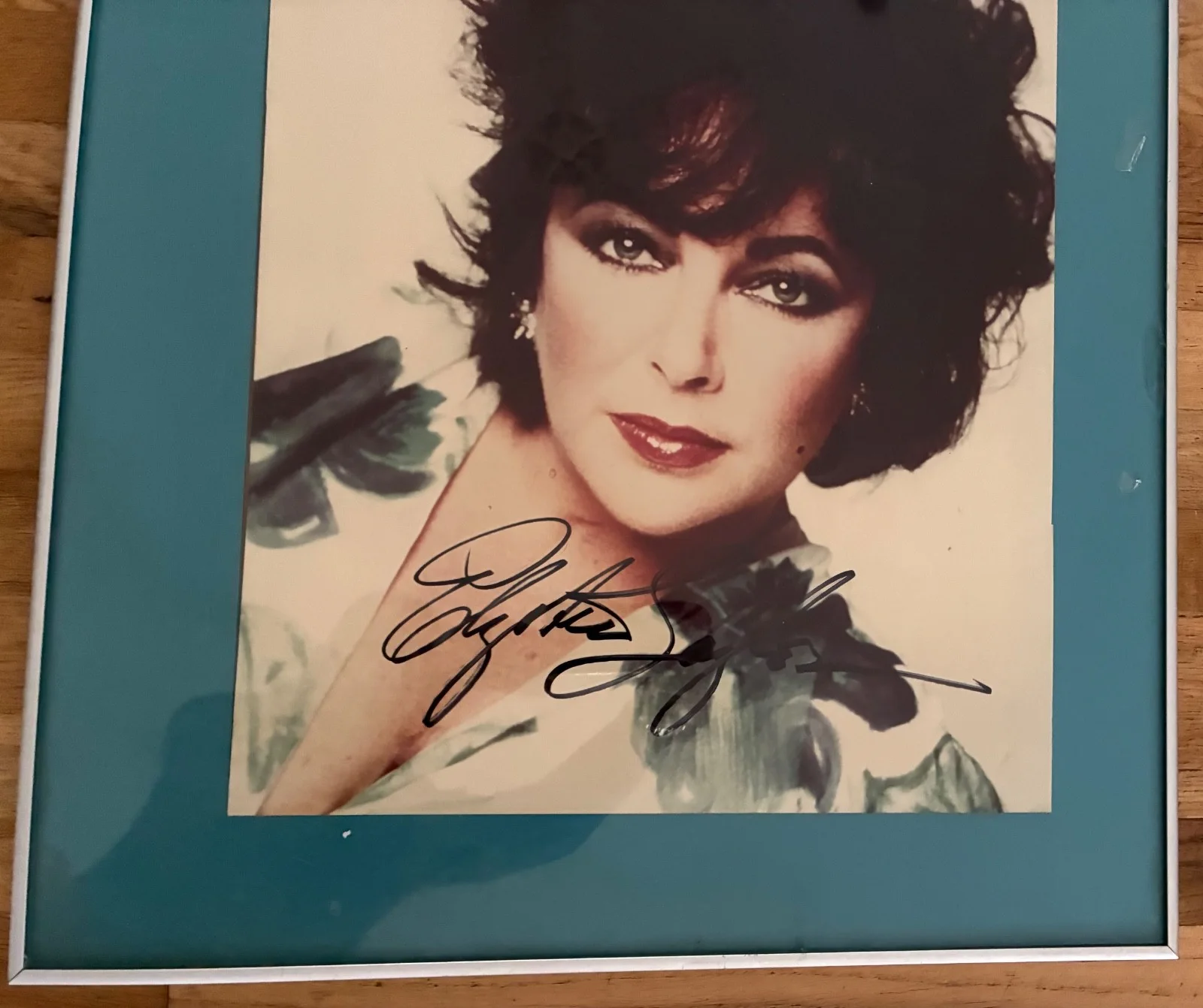 Elizabeth Taylor — Elizabeth Taylor Authentic Hand-Signed Color Photograph -Stunning 1980s Portrait, image 2