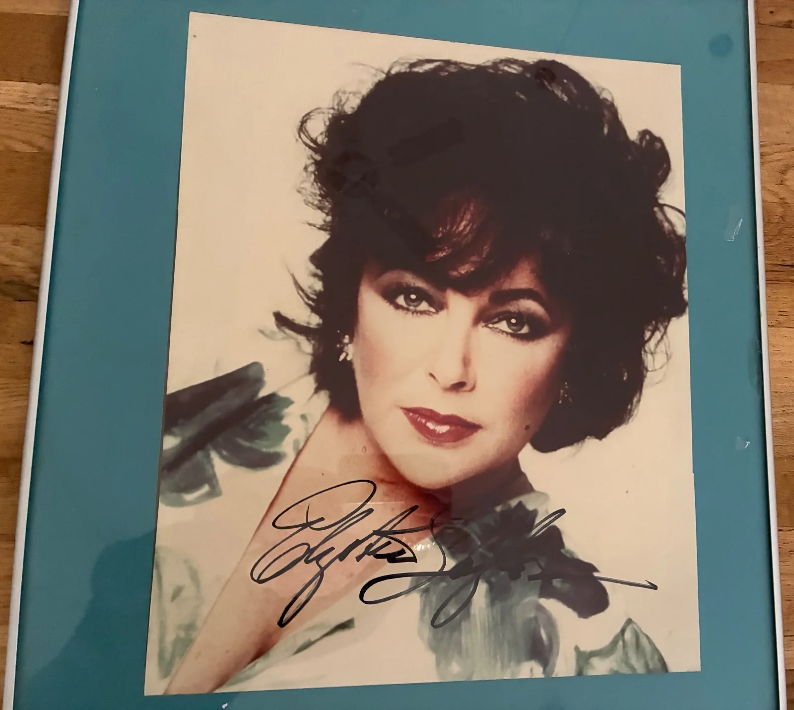 Elizabeth Taylor — Elizabeth Taylor Authentic Hand-Signed Color Photograph -Stunning 1980s Portrait, image 3
