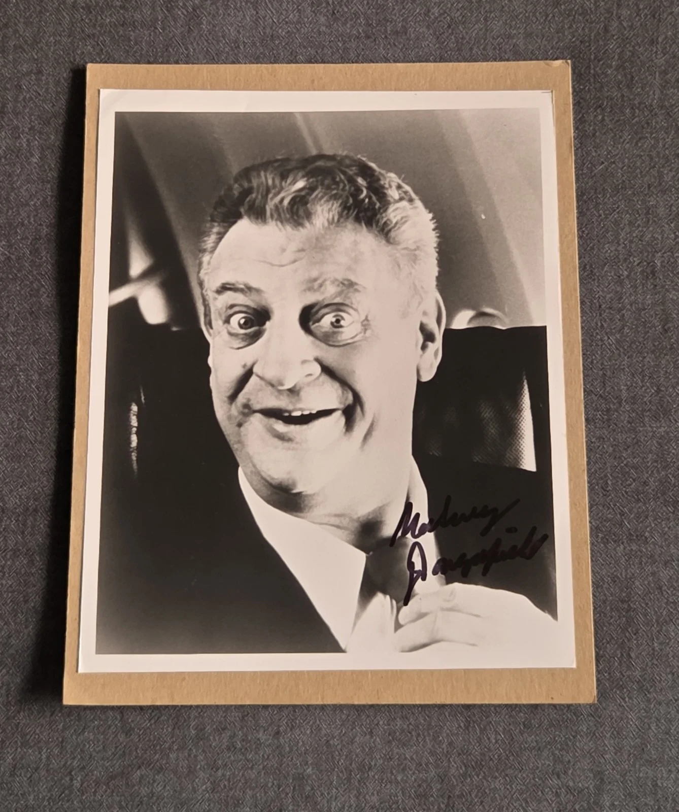 Rodney Dangerfield — Vintage Signed Autograph Rodney Dangerfield B & W 8x10 Glossy Photo, изображение 2