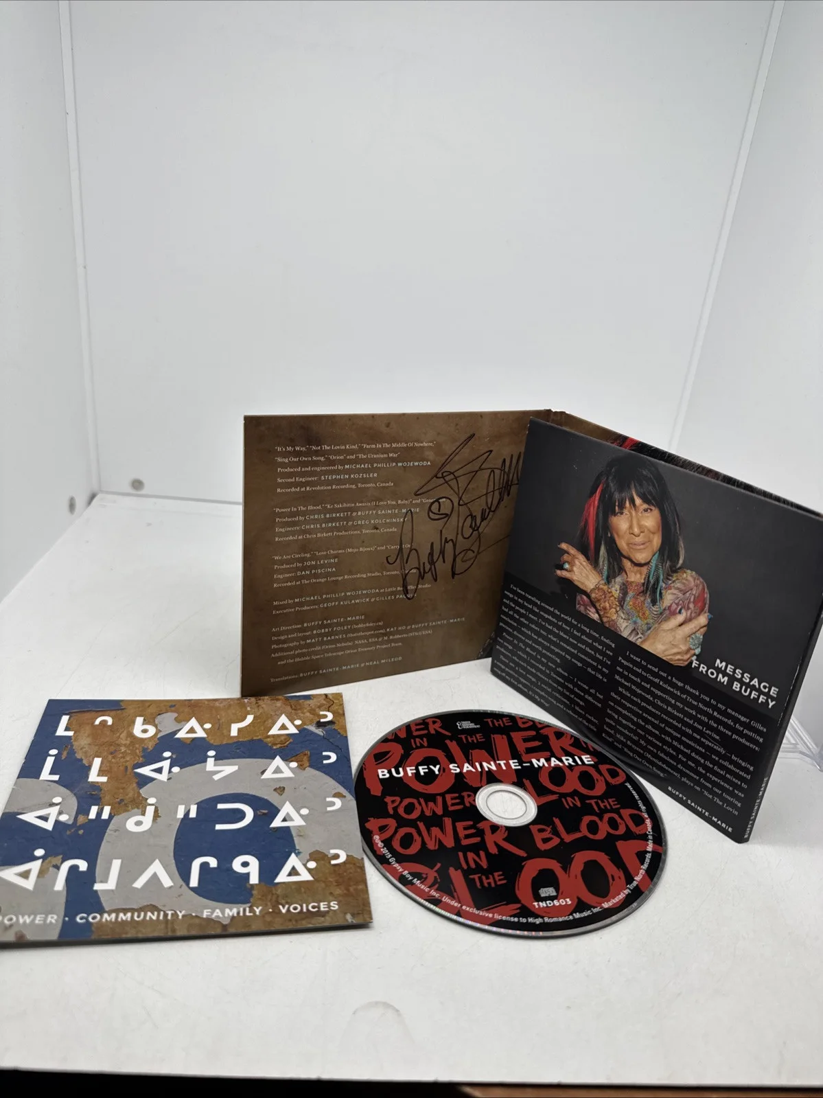 BUFFY SAINTE-MARIE SIGNED POWER IN THE BLOOD CD 2015 Folk, изображение 2