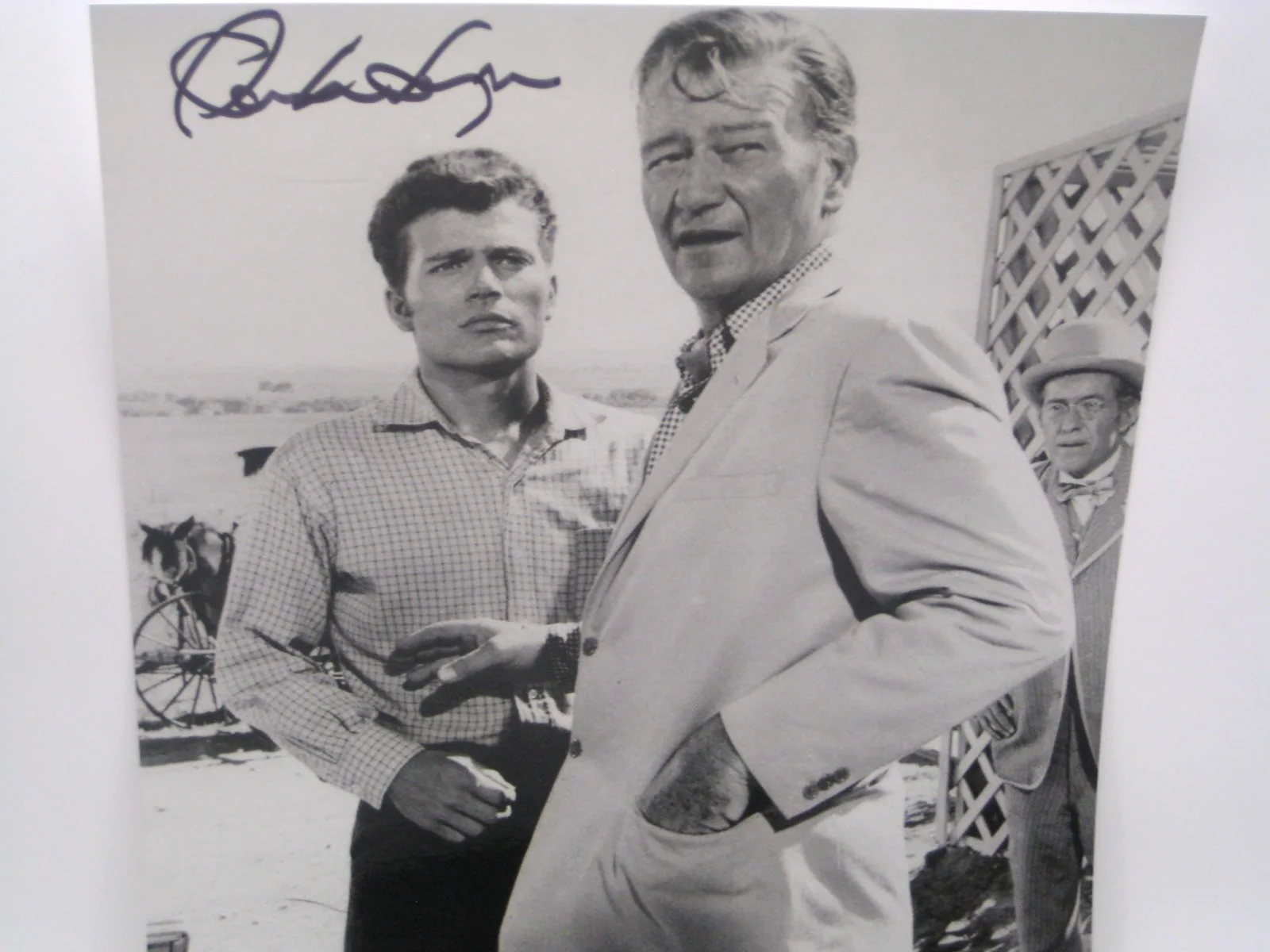 PATRICK WAYNE — PATRICK WAYNE HOLLYWOOD LEGEND AUTOGRAPHED 8"X10" PHOTO COA FREE SHIPPING!, изображение 2