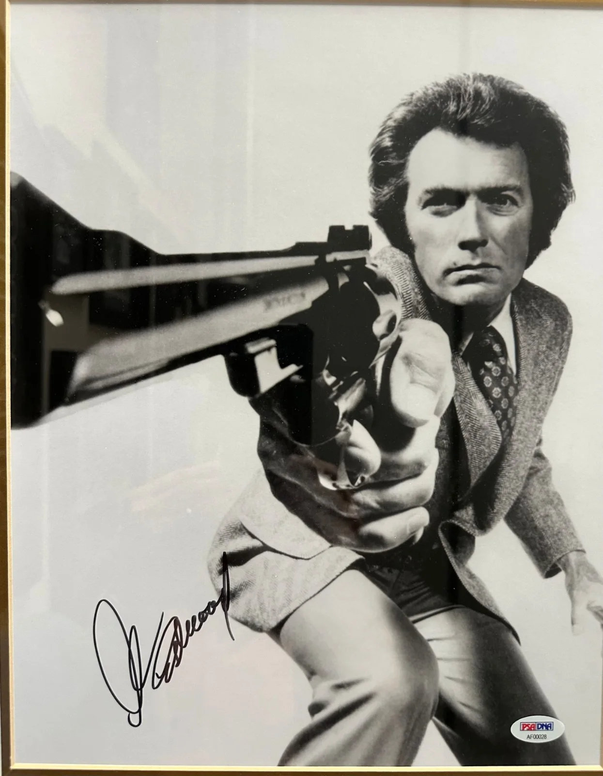 Clint Eastwood — Clint Eastwood autographed 11x14 photo w/replica 44 magnum and badge, изображение 2