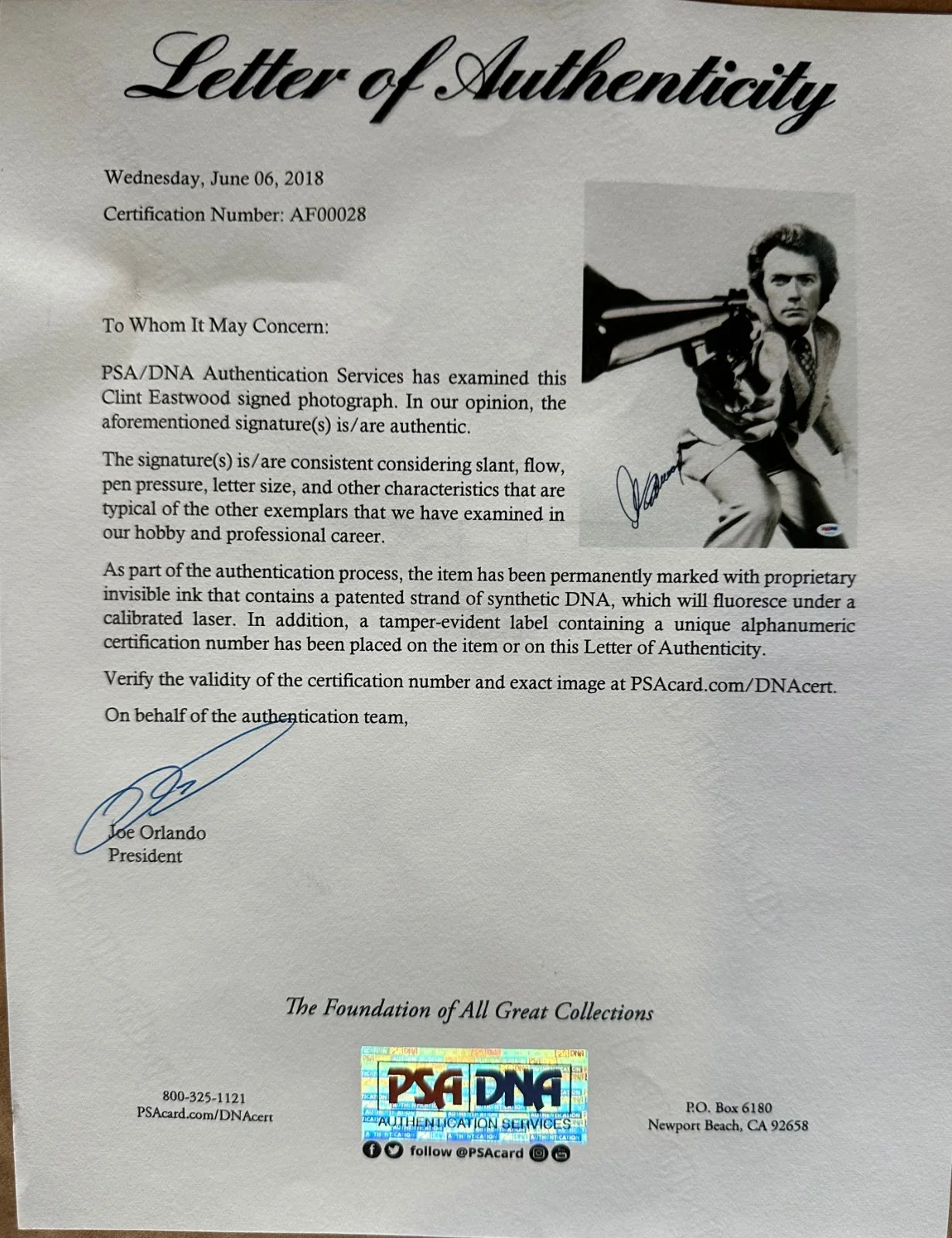 Clint Eastwood — Clint Eastwood autographed 11x14 photo w/replica 44 magnum and badge, изображение 3