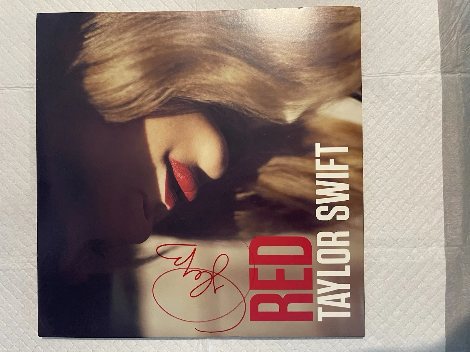 Taylor Swift Red Signed LP album cover framed with Certificate of Authenticity, изображение 3