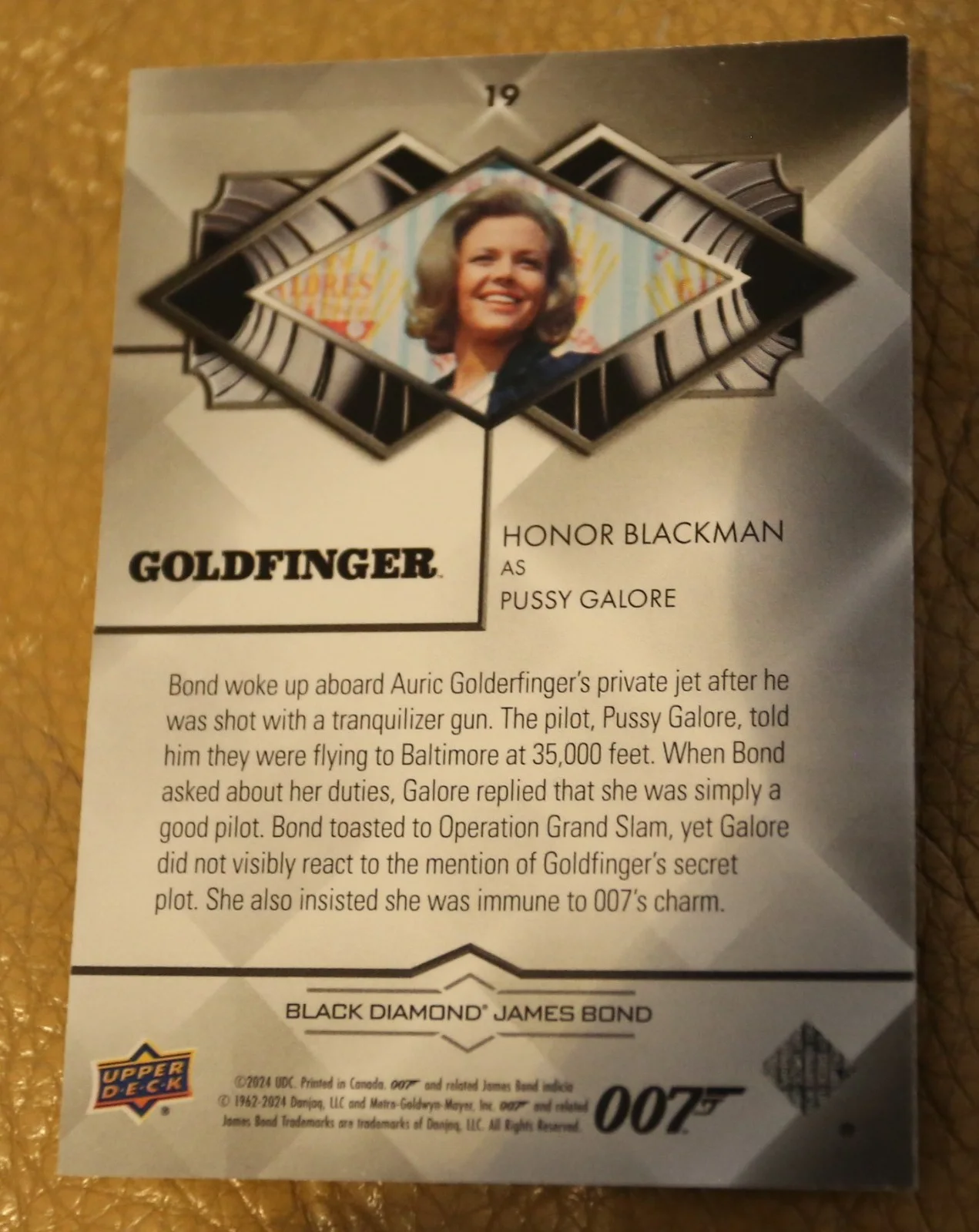 JAMES BOND NUMBER 35 of 199 HONOR BLACKMAN PUSSY BLACK DIAMOND TRADING CARD, изображение 2