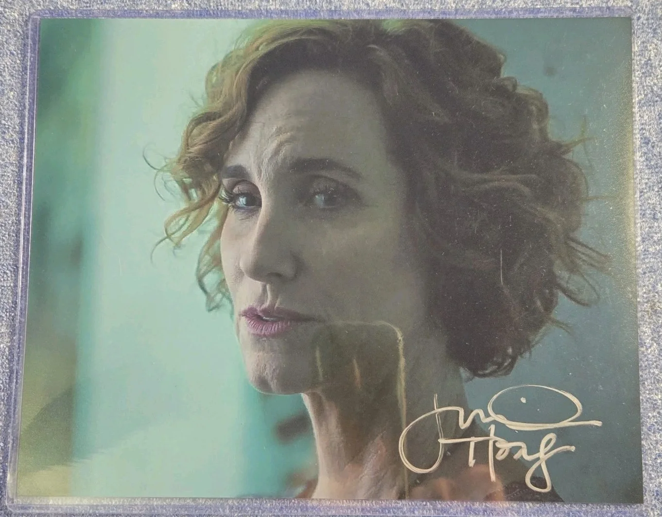 Judith Hoag — THE MAGICIANS - STEPHANIE - 8x10 PHOTO - SIGNED BY JUDITH HOAG - JSA CERTIFIED