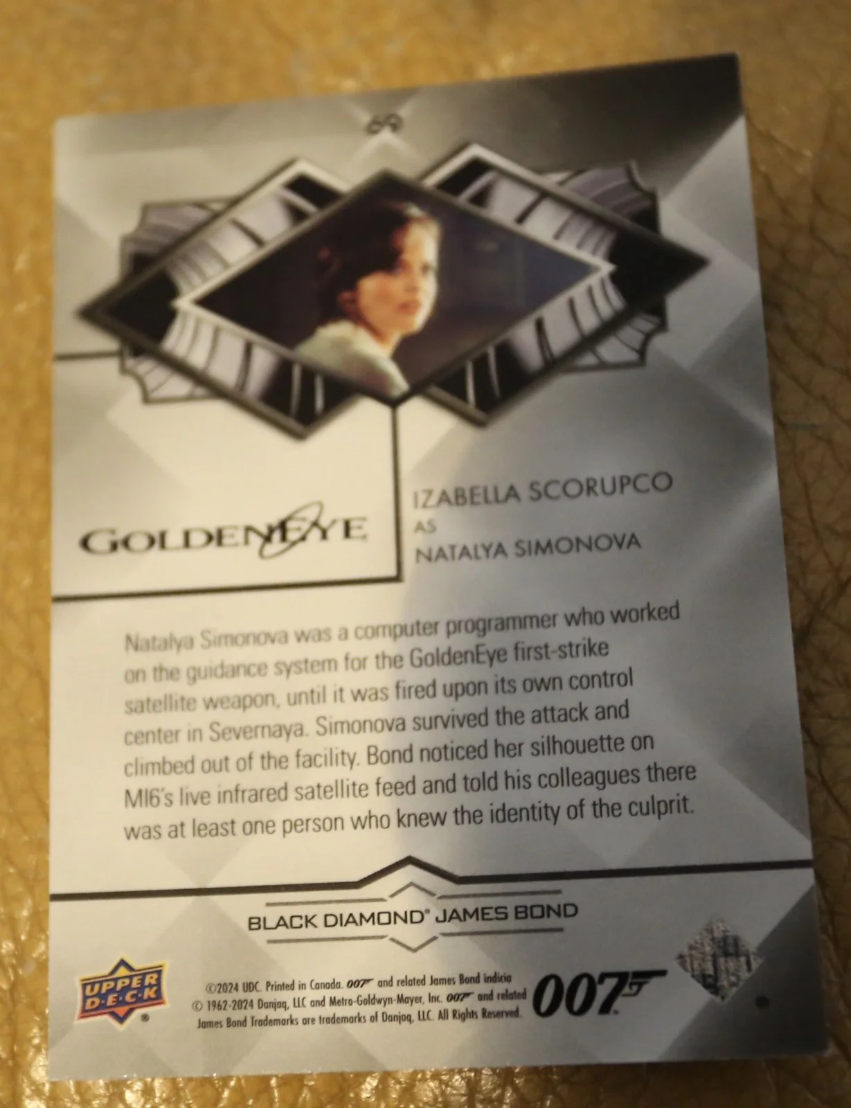 JAMES BOND NUMBER 28 of 199 IZABELLA SCORUPCO BLACK DIAMOND TRADING CARD, изображение 2
