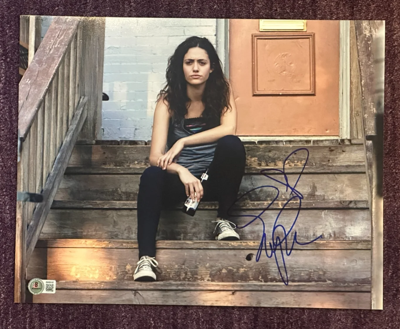 EMMY ROSSUM — EMMY ROSSUM Signed SHAMELESS 11x14 PHOTO Beckett (BAS) Auth