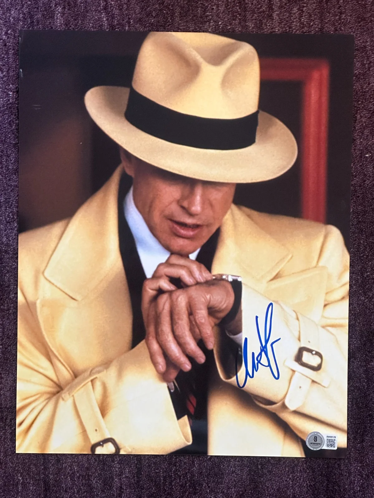 WARREN BEATTY — WARREN BEATTY Signed DICK TRACY 11x14 PHOTO Beckett (BAS) Authenticated