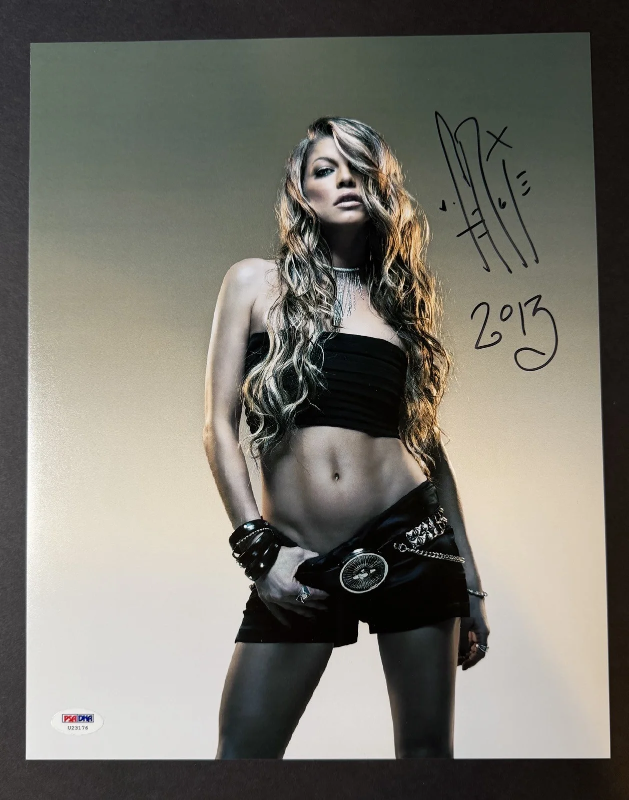 Fergie — Fergie Signed 11x14 Photo Auto PSA/DNA Authenticated Black Eyed Peas Rare