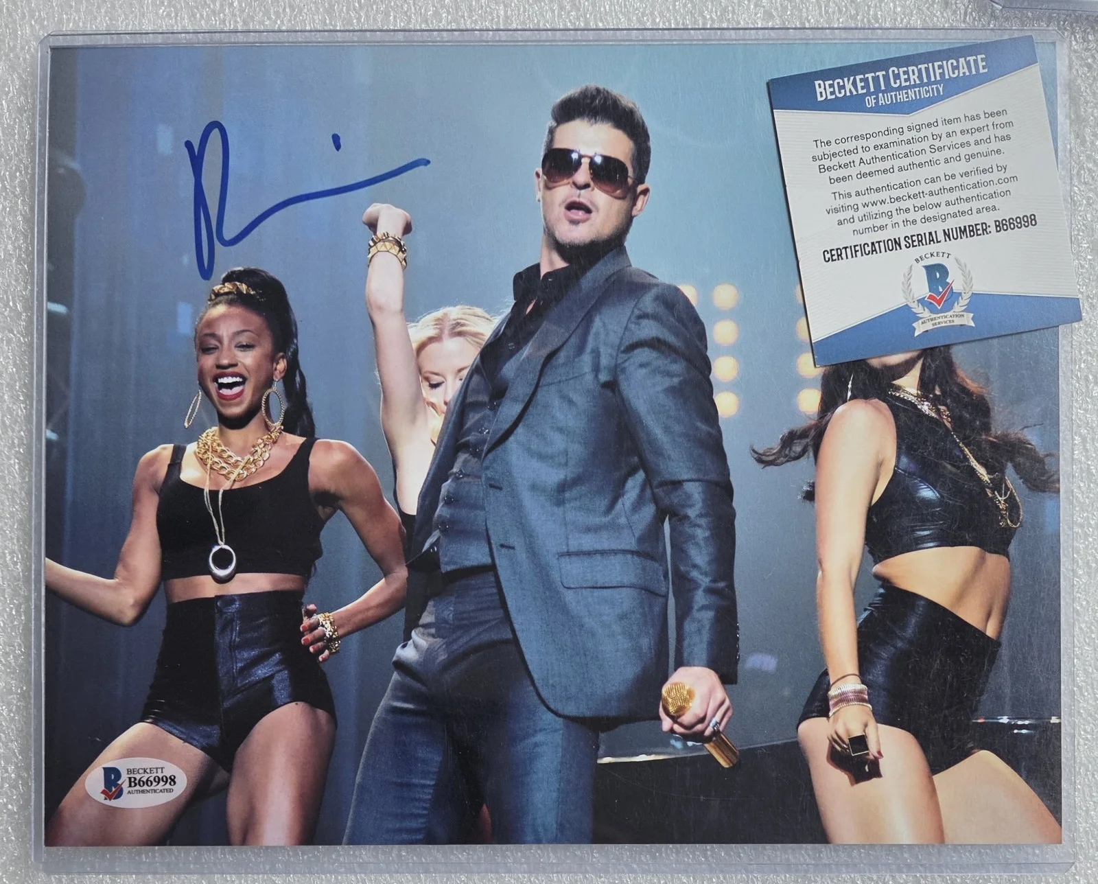 LOT OF 3 PHOTOS BAS BECKETT PSA DNA COA IGGY ROBIN THICKE COLON SIGNED AUTOGRAPH, изображение 3