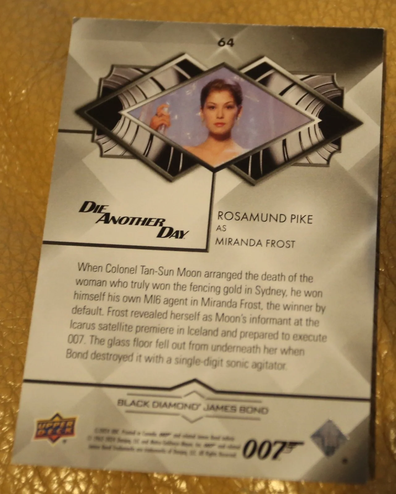 JAMES BOND NUMBER 80 of 199 ROSAMUND PIKE AS MIRANDA BLACK DIAMOND TRADING CARD, изображение 2