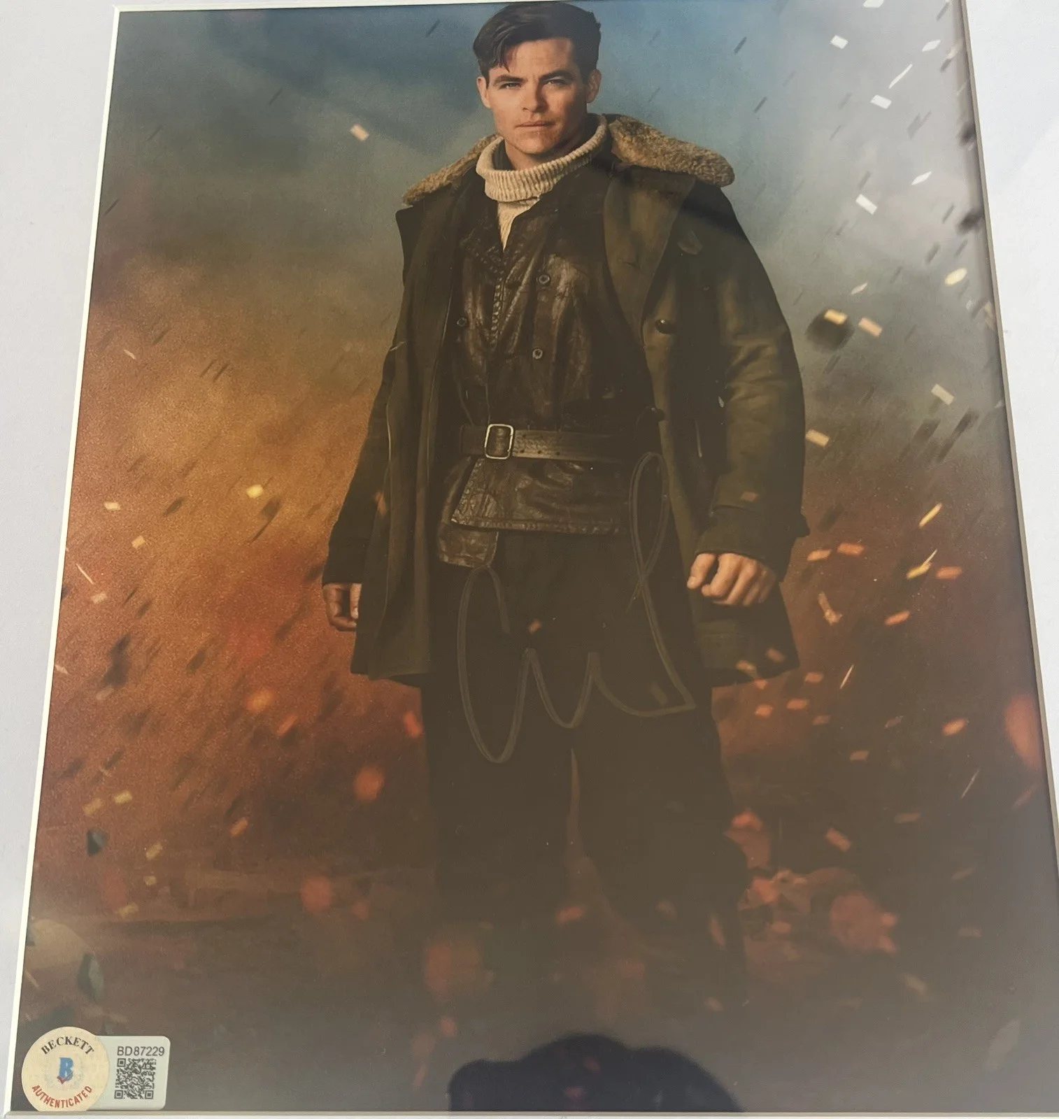 Chris Pine — Chris Pine Signed Wonder Woman 8x10 Photo BAS (Beckett) As Steve Trevor