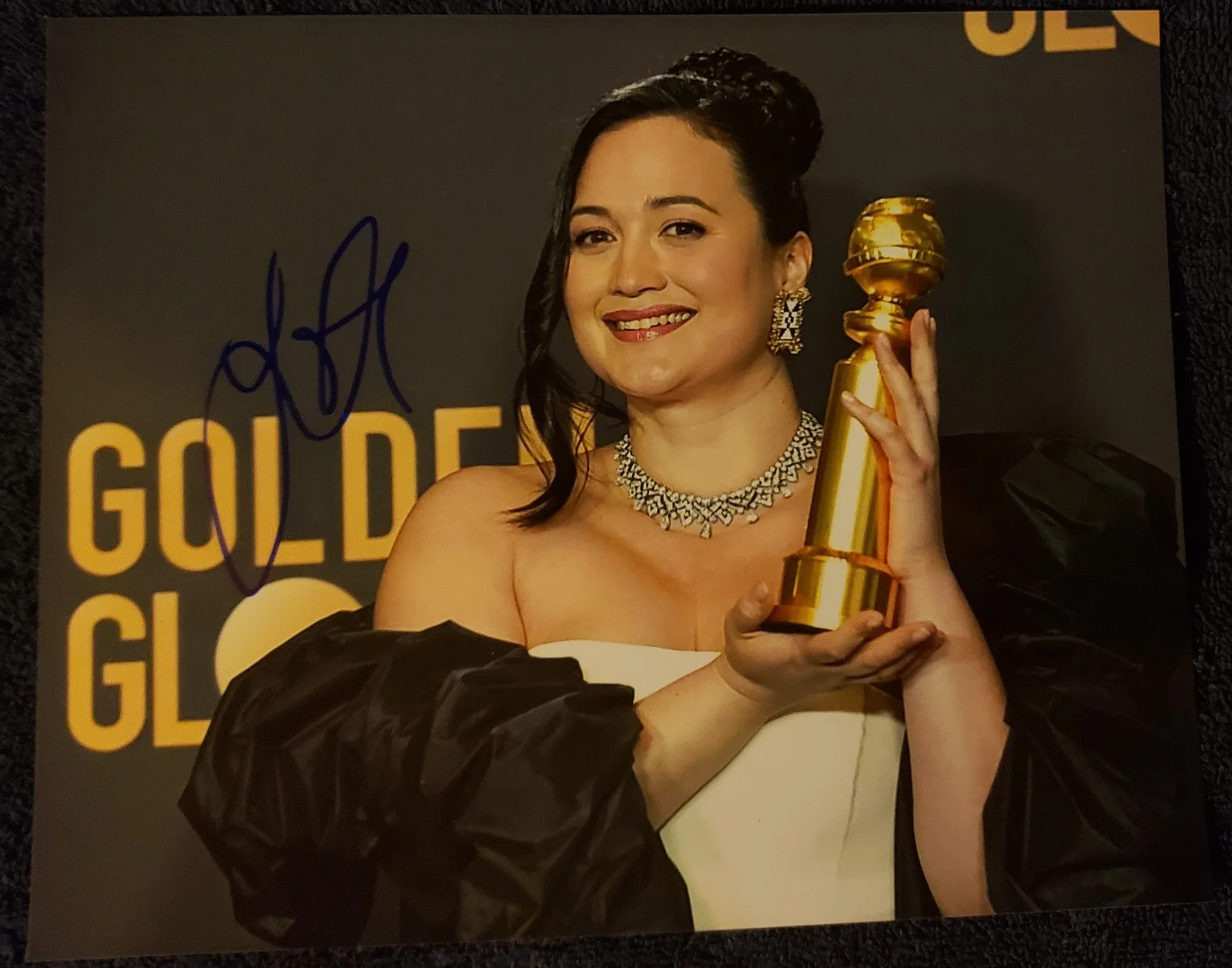 LILY GLADSTONE — LILY GLADSTONE SIGNED PHOTO 8X10 COLOR "KILLERS OF THE FLOWER MOON" XRARE L@@K