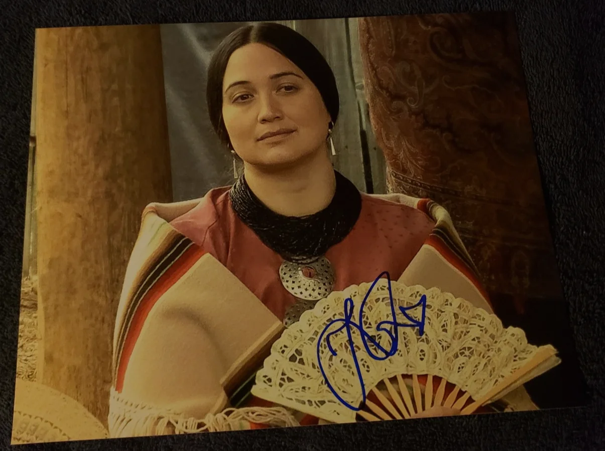 LILY GLADSTONE — LILY GLADSTONE SIGNED PHOTO 8X10 COLOR "KILLERS OF THE FLOWER MOON" XRARE L@@K