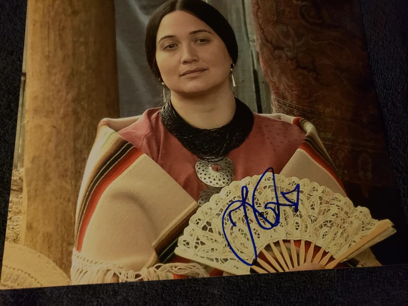 LILY GLADSTONE — LILY GLADSTONE SIGNED PHOTO 8X10 COLOR "KILLERS OF THE FLOWER MOON" XRARE L@@K, изображение 2