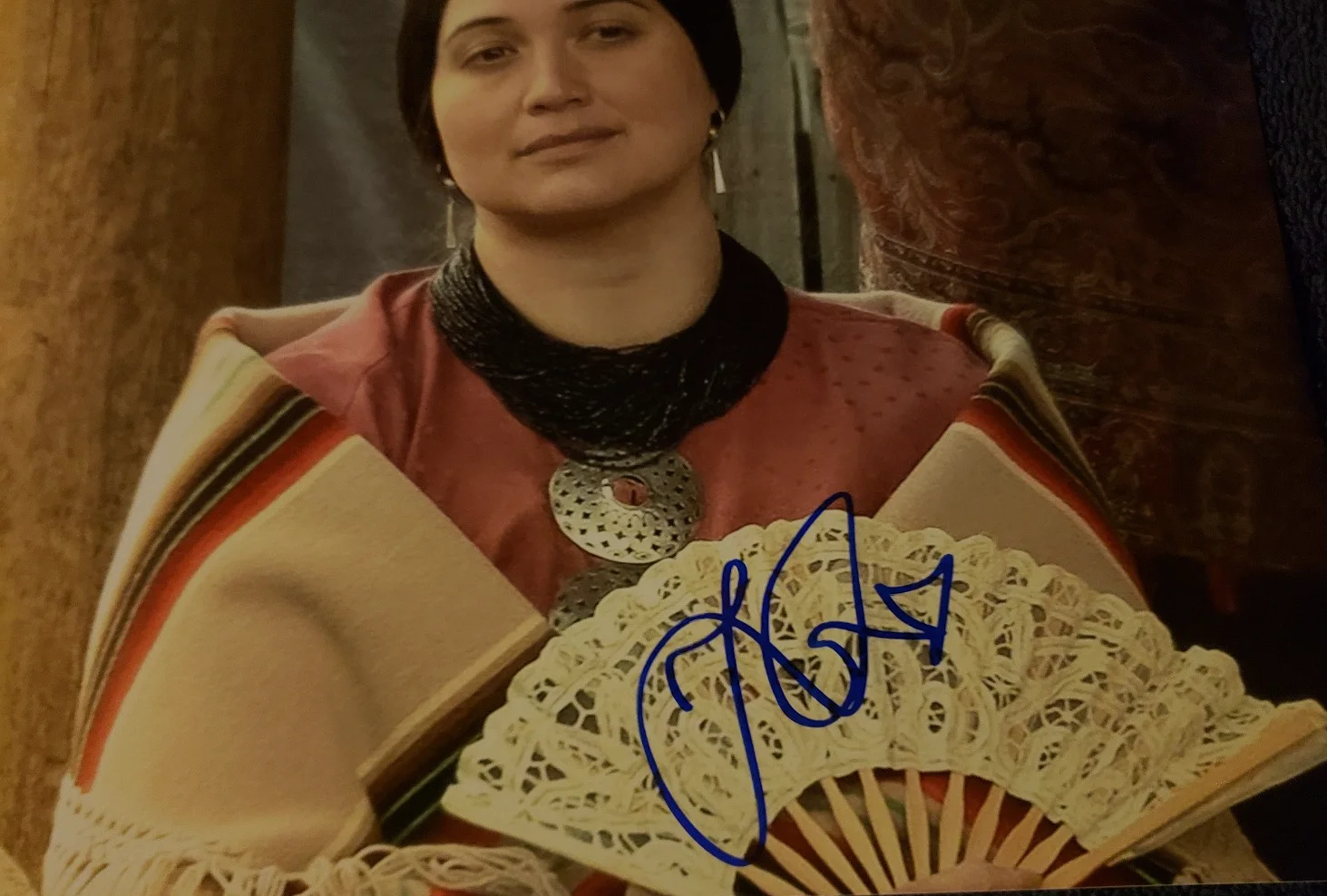 LILY GLADSTONE — LILY GLADSTONE SIGNED PHOTO 8X10 COLOR "KILLERS OF THE FLOWER MOON" XRARE L@@K, изображение 3