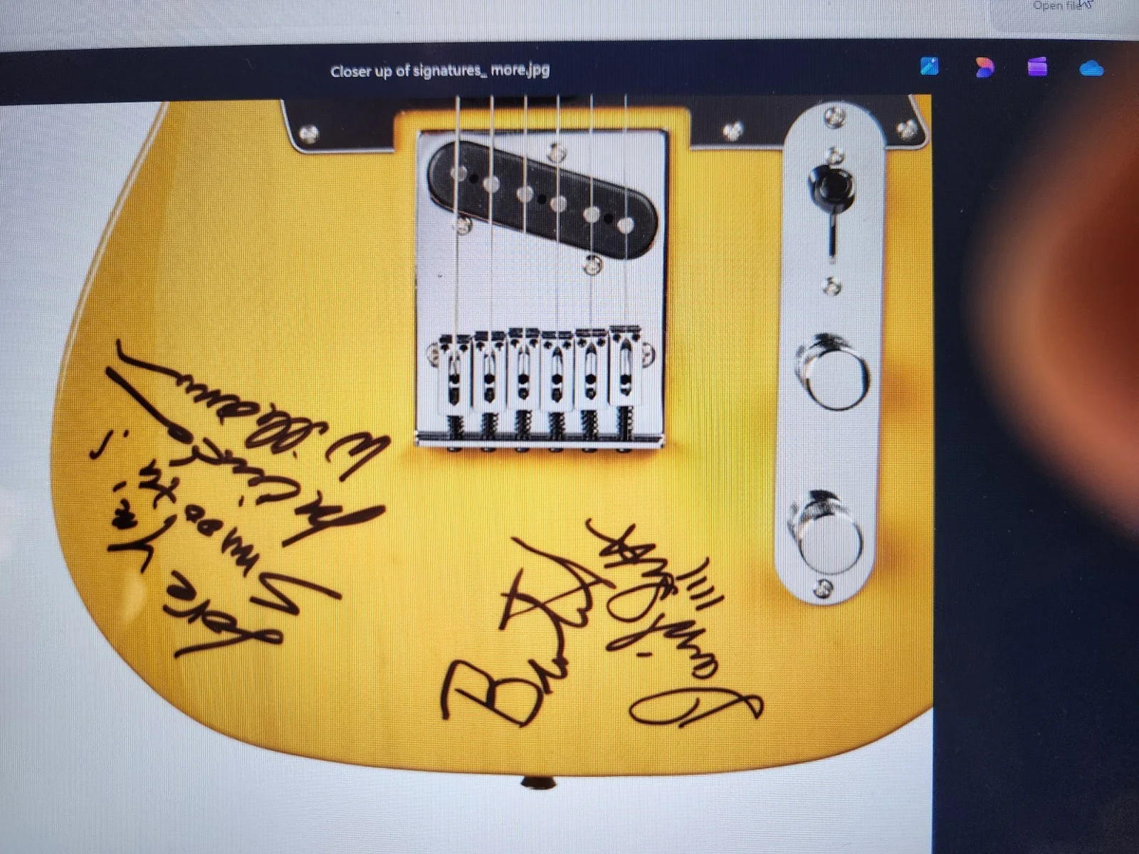 Guitar signed by Lucinda Williams Plus 3 members of Buick 6 Band, изображение 4