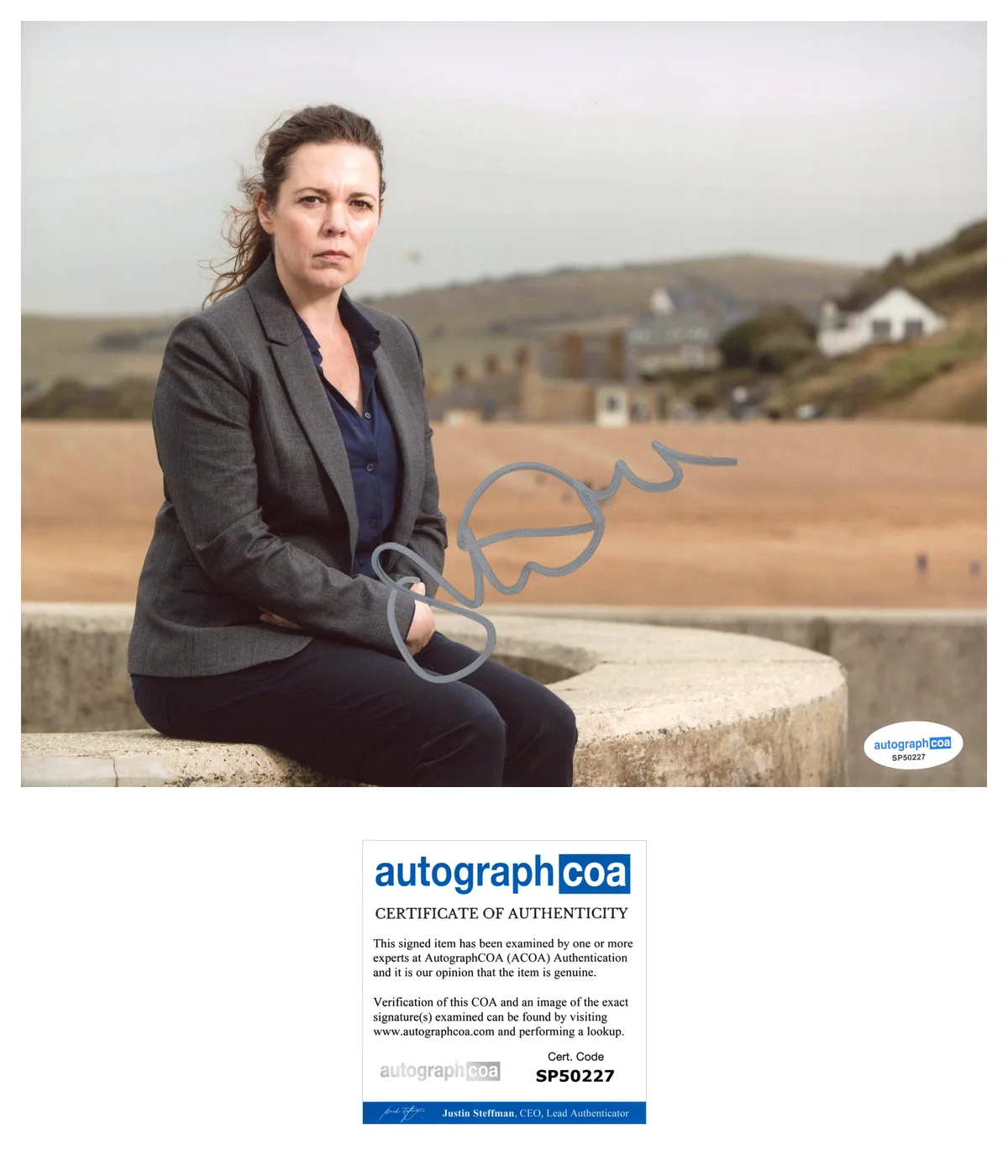 Olivia Colman — Olivia Colman 'Broadchurch' Signed 8x10 Photo 'Detective Ellie Miller' ACOA