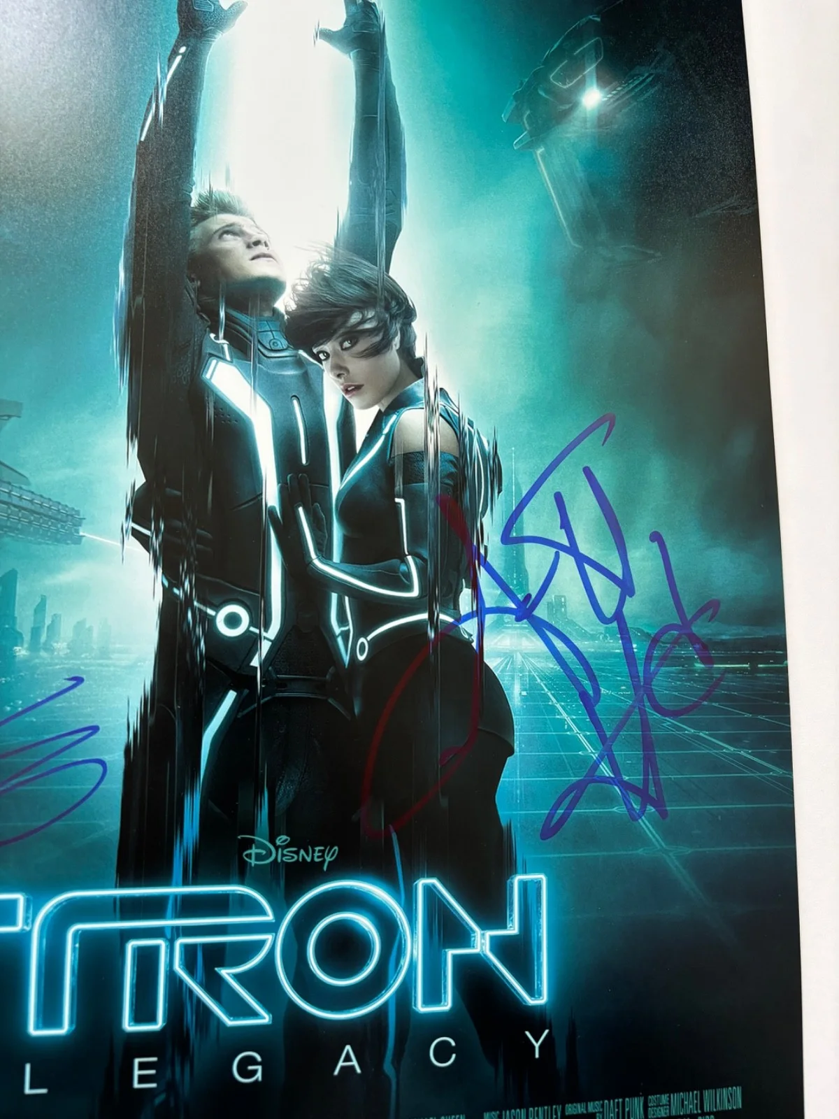 GARRETT HEDLUND & OLIVIA WILDE SIGNED TRON LEGACY 12X18 MOVIE POSTER PHOTO BAS, изображение 2