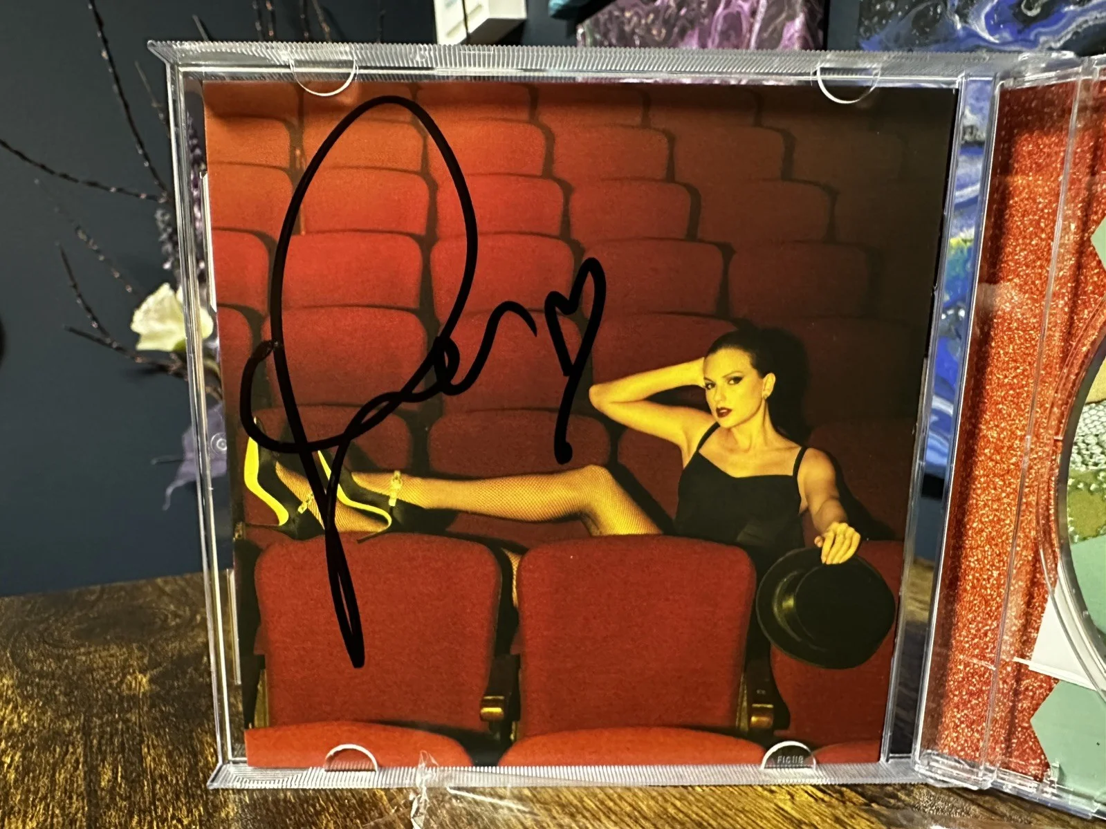 Taylor Swift The Life Of A Showgirl CD With Hand Signed Photo 4 Detached Heart, изображение 2