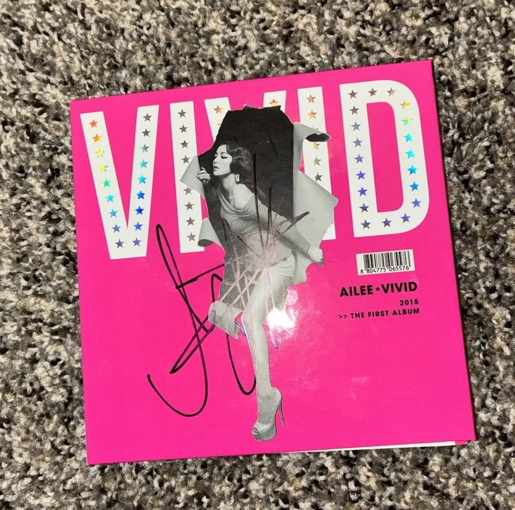 Ailee VIVID The First Album Autographed CD & Booklet, image 2