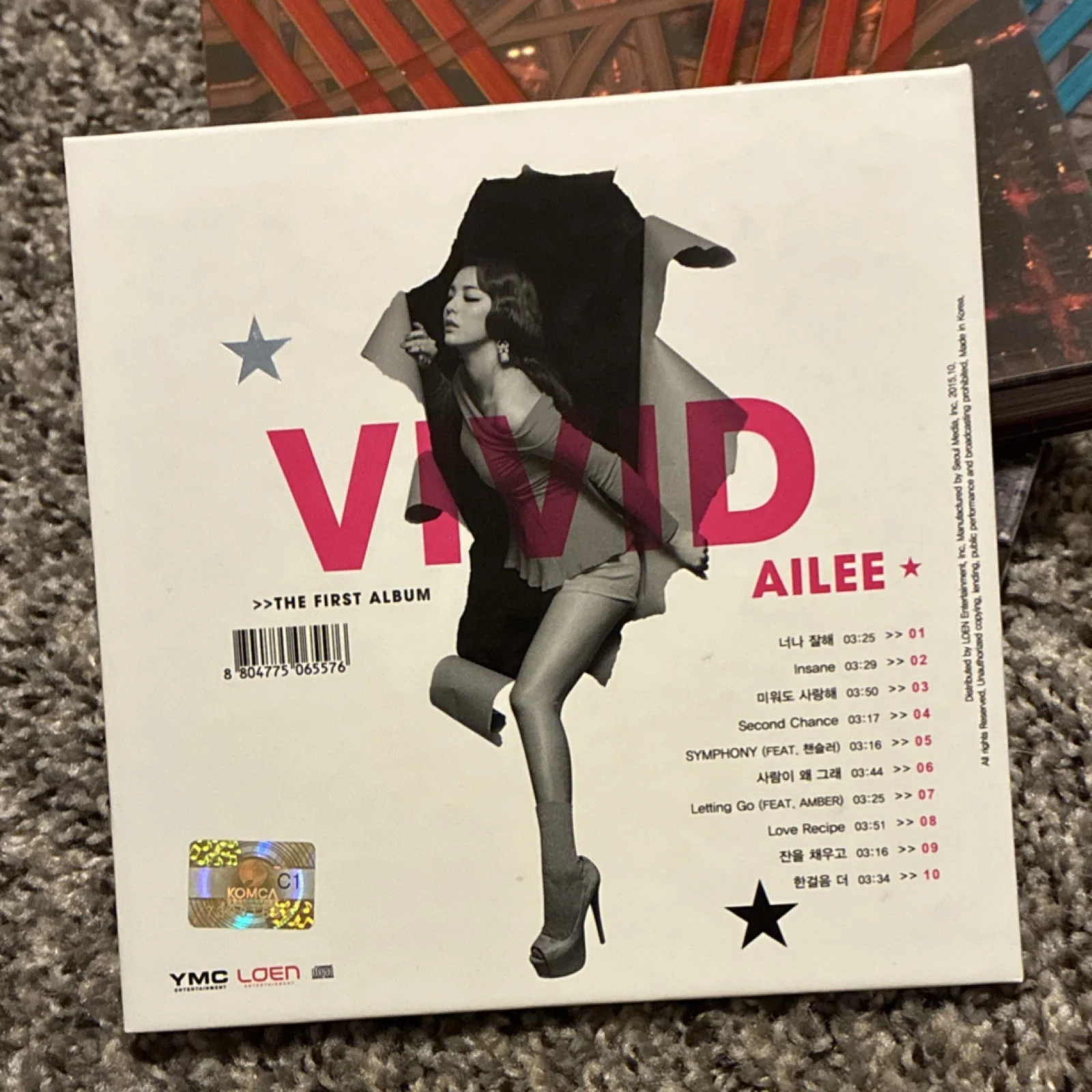 Ailee VIVID The First Album Autographed CD & Booklet, image 3