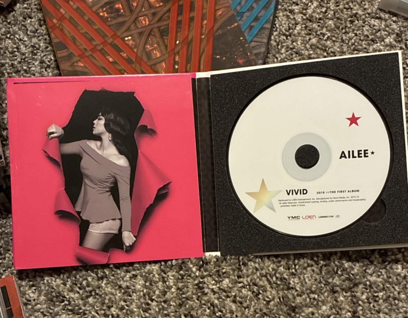 Ailee VIVID The First Album Autographed CD & Booklet, image 4
