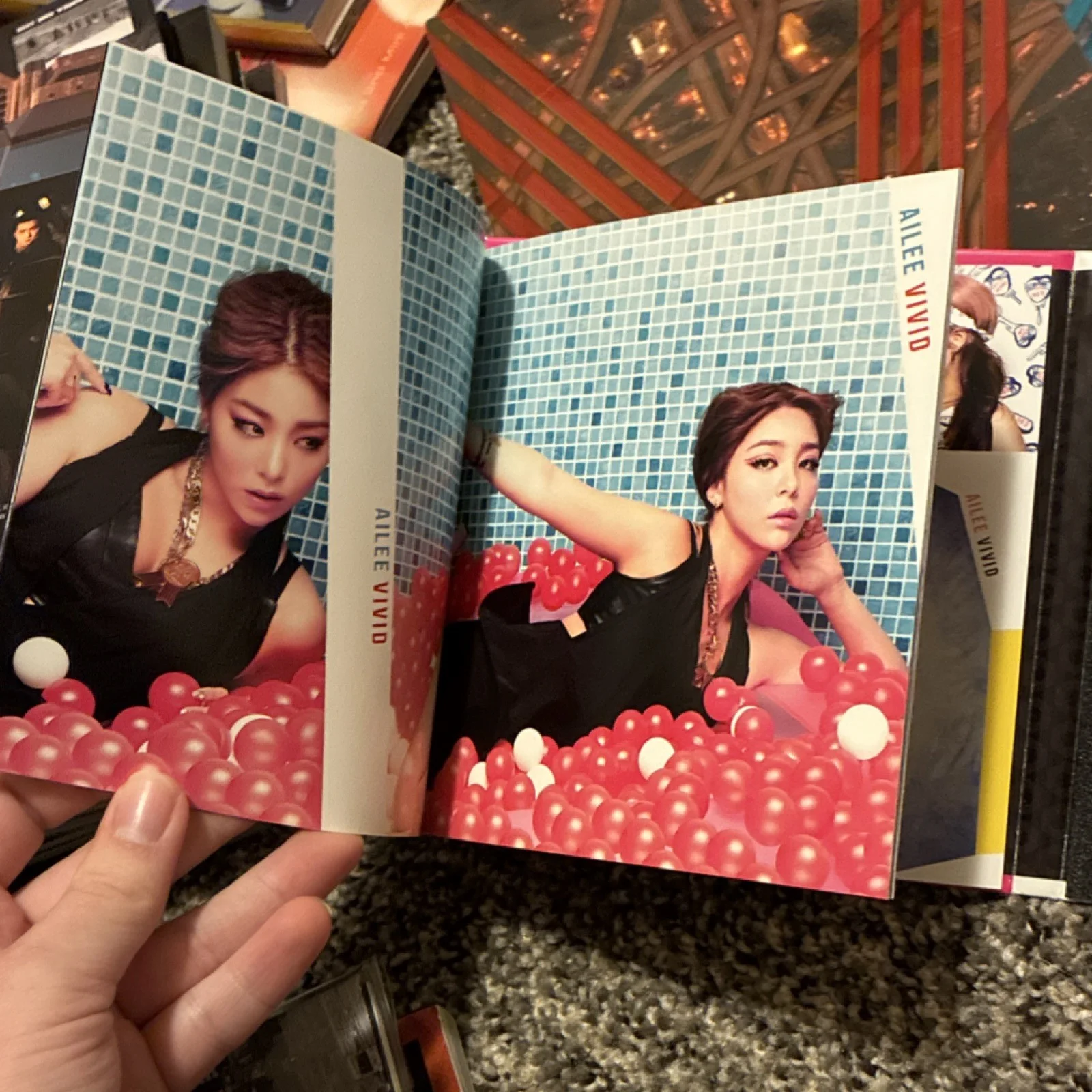 Ailee VIVID The First Album Autographed CD & Booklet, image 5