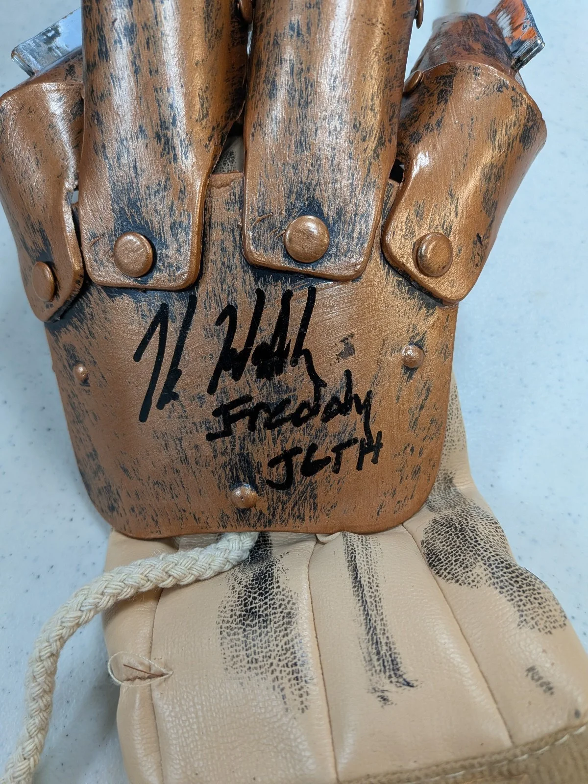 KANE HODDER Signed FREDDY Krueger GLOVE JGTH Friday 13th Plastic Toy BAS QR, изображение 2