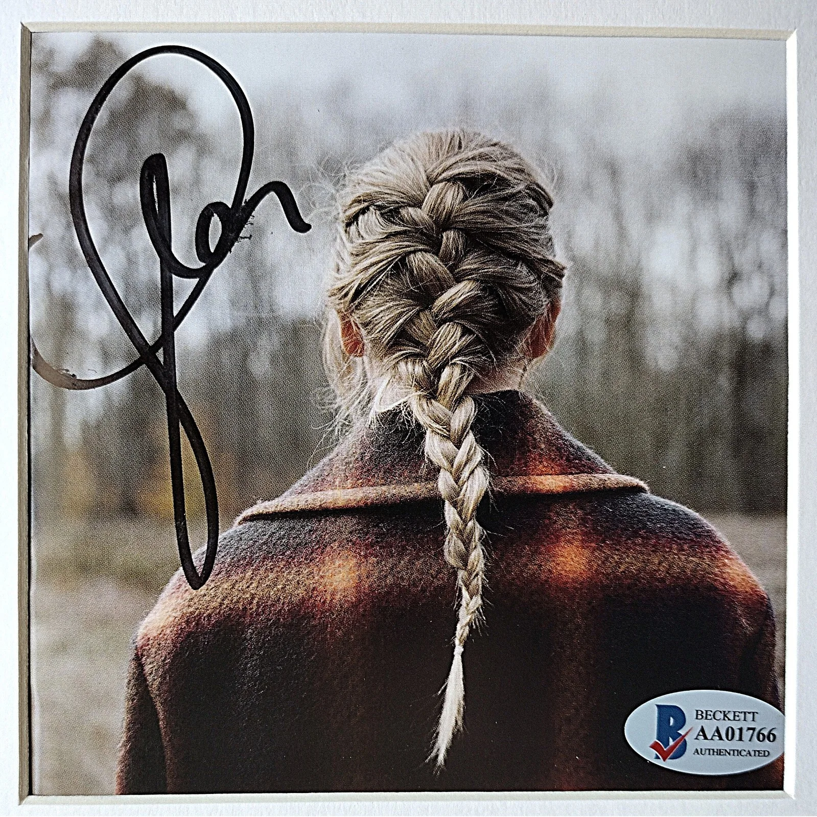 Taylor Swift — Taylor Swift Signed Evermore CD Cover Framed Beckett BAS COA LOA Pop Country, изображение 2