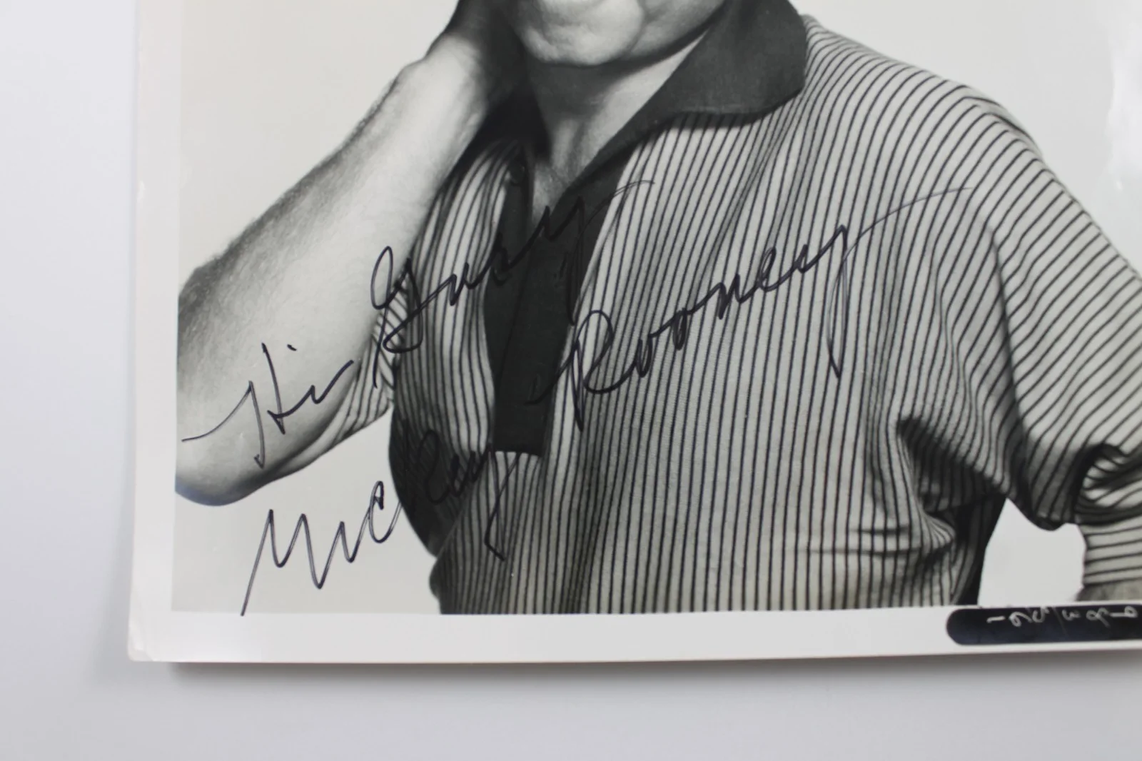 MICKEY ROONEY SIGNED 8X10 GLOSSY B & W PHOTO, изображение 2