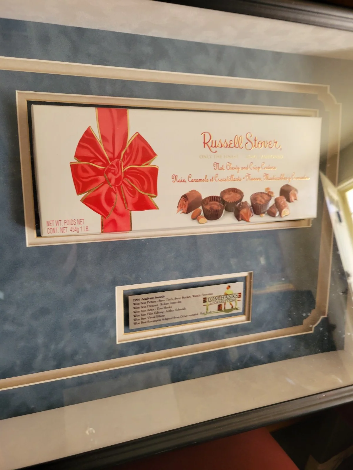 Tom Hanks — RARE Tom Hanks Signed Forrest Gump SHADOWBOX CHOCOLATE PROP Framed Autograph, image 3