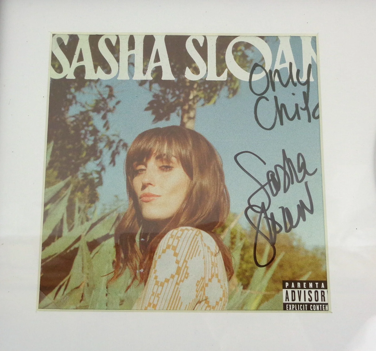 Sasha Sloan — Sasha Sloan Debut Album Signed Autograph Only Child CD Framed PSA/DNA COA, изображение 2