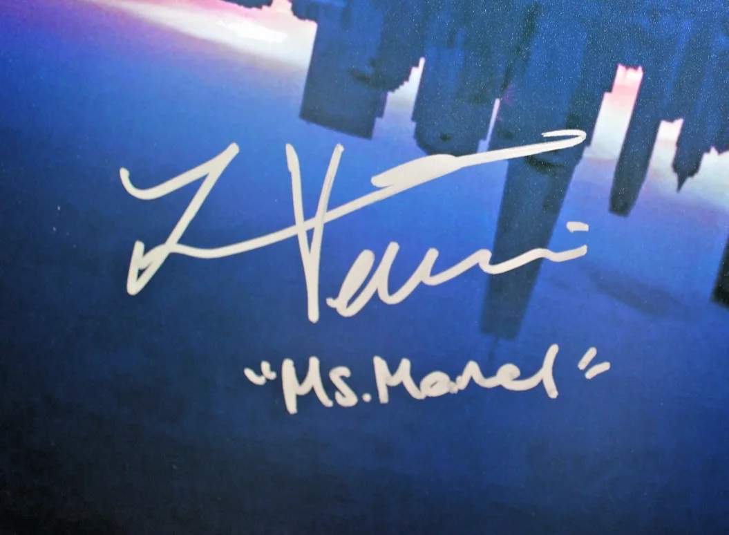 Iman Vellani — Iman Vellani Signed 20x30 Marvel Photo “Ms. Marvel” Inscription Beckett BT27508, изображение 2