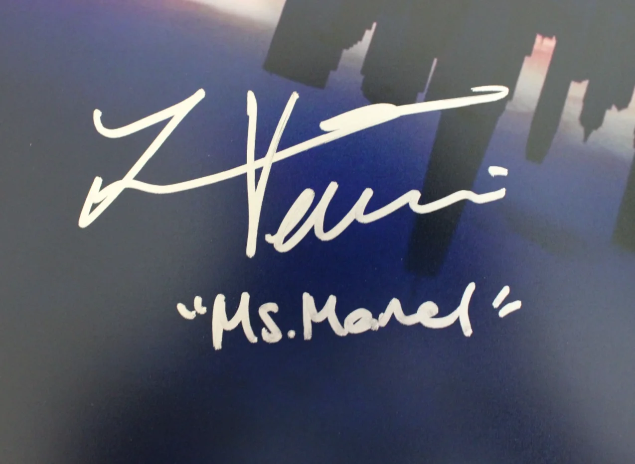 Iman Vellani — Iman Vellani Signed 20x30 Marvel Photo “Ms. Marvel” Inscription Beckett BT27508, изображение 3