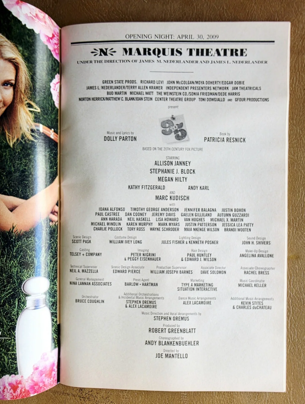Allison Janney, Megan Hilty, Stephanie J Block — 9 to 5 The Musical Signed Playbill Allison Janney Megan Hilty & Stephanie Block, изображение 5