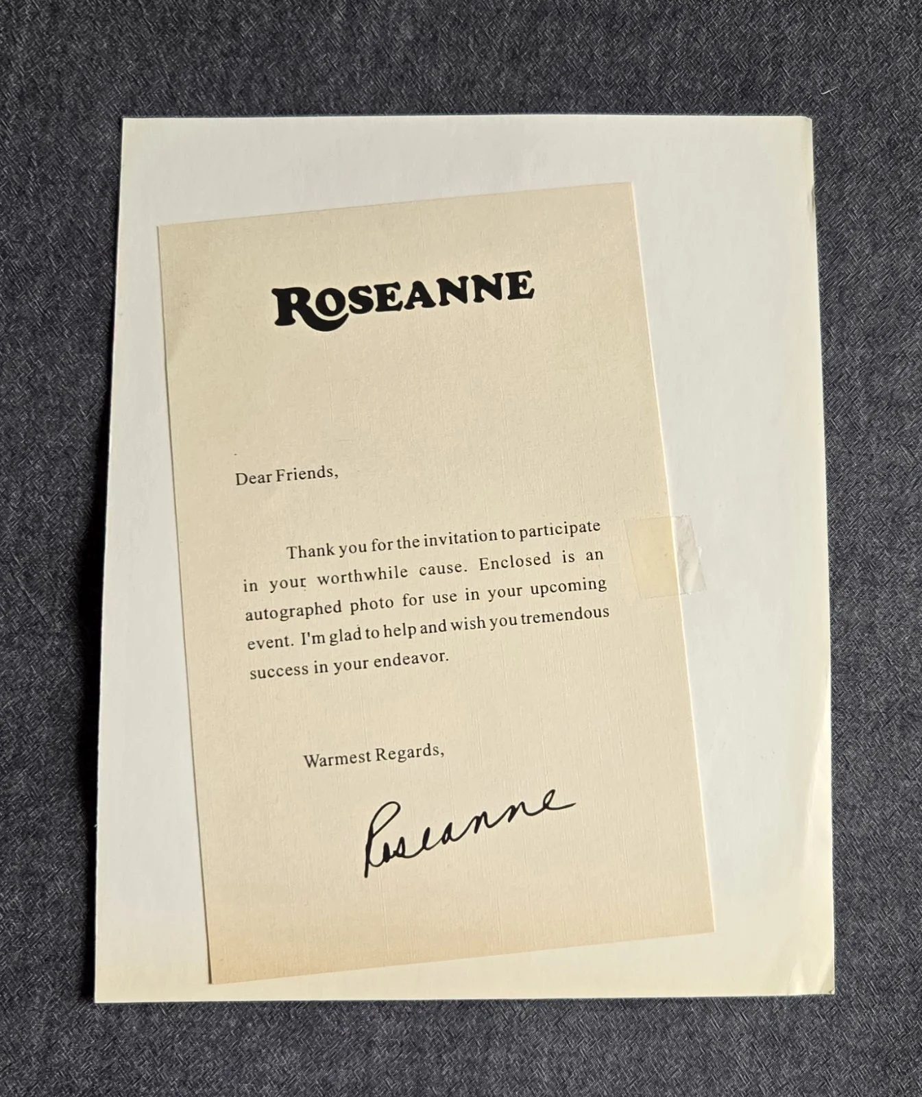 Roseanne Barr — Roseanne Barr Vintage Autograph (Facsimile) 8x10 B&W Photo & Attached Letterhead, изображение 2